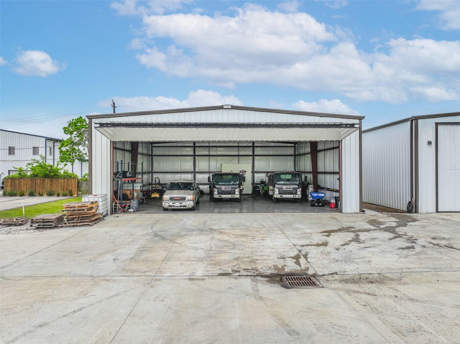 Property photo for 1835 County Road 130, Pearland, TX