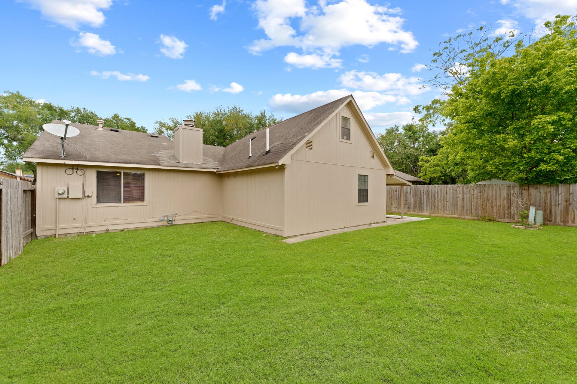 3926 Mill Rock Circle, Sugar Land, TX 77479 This spacious backyard is definitely not lacking on green space! Featuring a lush lawn, you'll have plenty of space to create your own paradise!