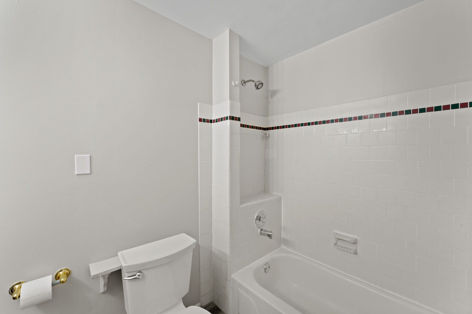 3926 Mill Rock Circle, Sugar Land, TX 77479 Primary bathroom also includes and tub/shower combo!