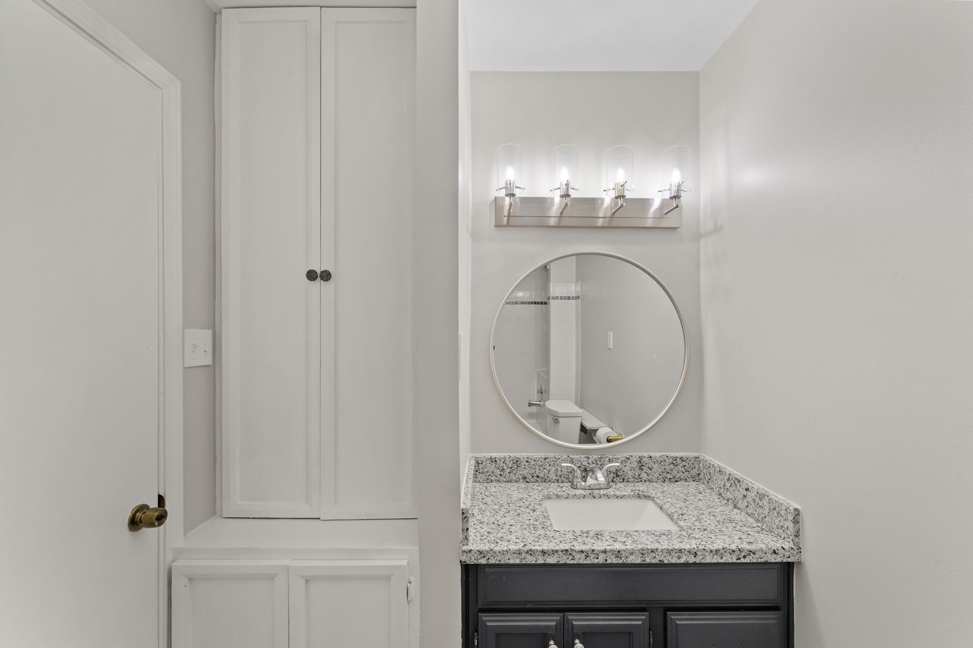 3926 Mill Rock Circle, Sugar Land, TX 77479 Lovely primary bathroom complete with granite countertops, beautiful fixtures and plenty of storage!