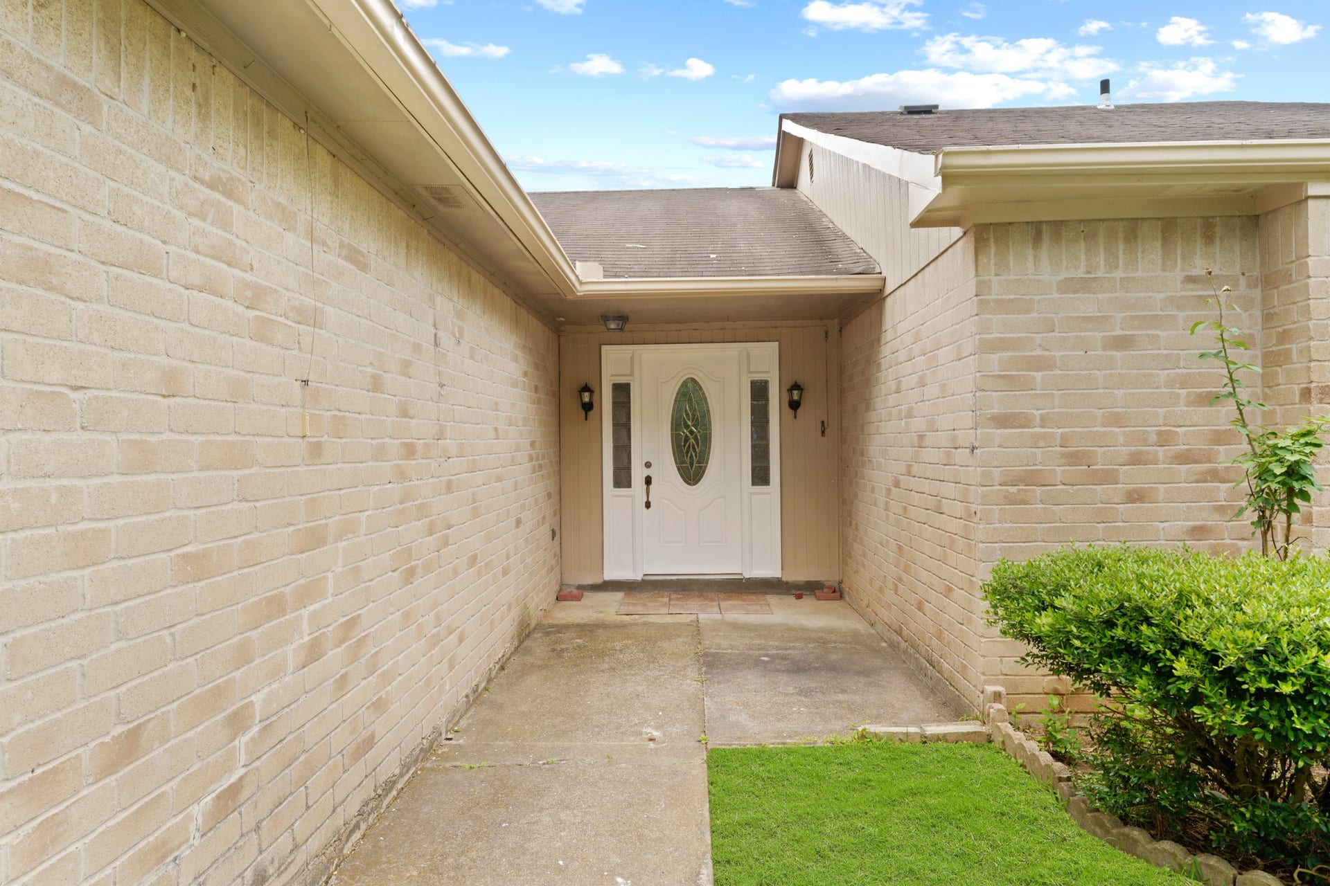 3926 Mill Rock Circle, Sugar Land, TX 77479 This home has a wonderful location near some of the best shopping and dining centers in Sugar Land, such as First Colony Mall, the Market at Town Center and LakePointe as well as easy access to Hwy 6 and the Southwest Fwy.