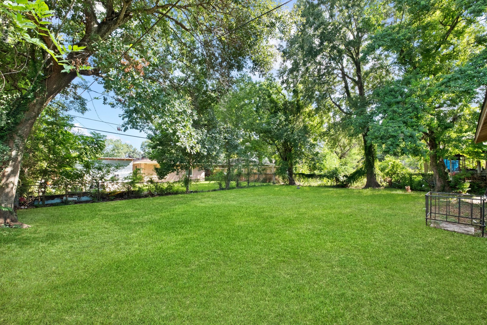 6107 Willow Glen Drive, Houston, TX 77033 6107 Willow Glen Drive, Houston, TX 77033