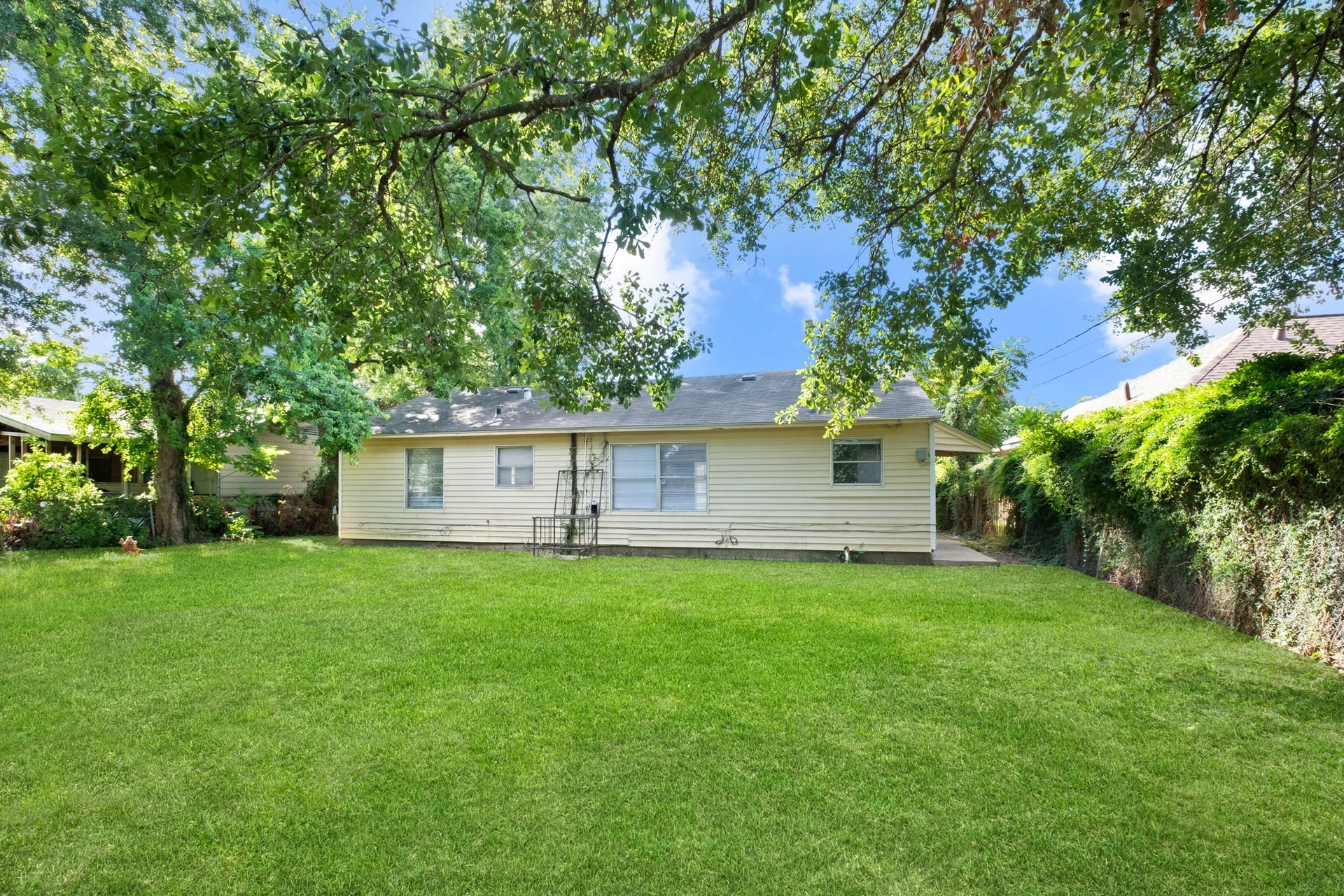 6107 Willow Glen Drive, Houston, TX 77033 6107 Willow Glen Drive, Houston, TX 77033