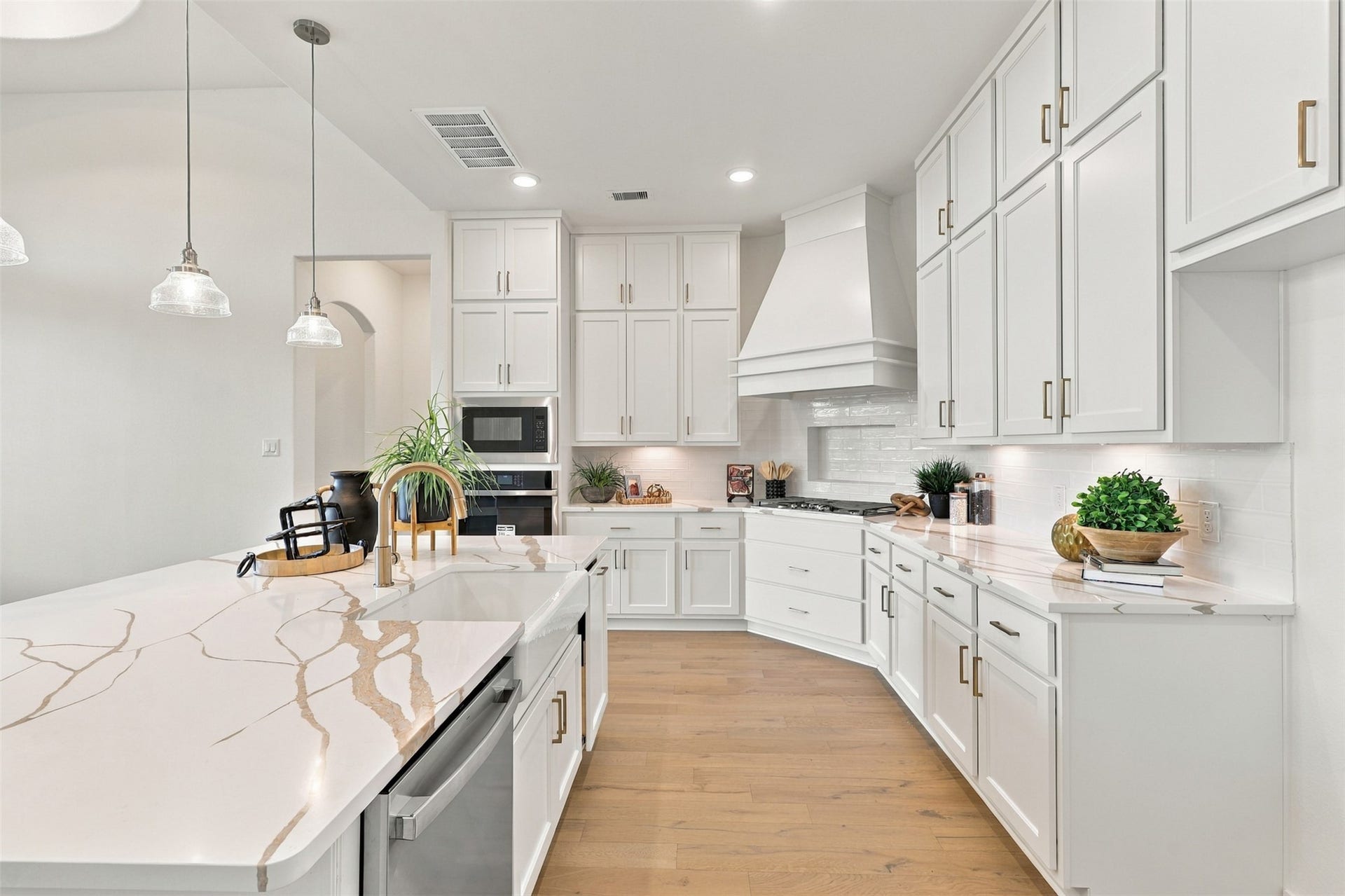 1051 Lakeland Circle, Rosharon, TX 77583 BEAUTIFUL DETAILS & EXCEPTIONAL FUNCTIONALITY! This STUNNING kitchen showcases gorgeous QUARTZ countertops, elegant white cabinetry, and generous workspace for preparing your favorite meals! Abundant cabinets provide convenient storage, while the bright finishes and thoughtfully designed layout create a fresh, timeless look! A WONDERFUL space for everyday cooking and entertaining! **Photo is Virtually Staged**