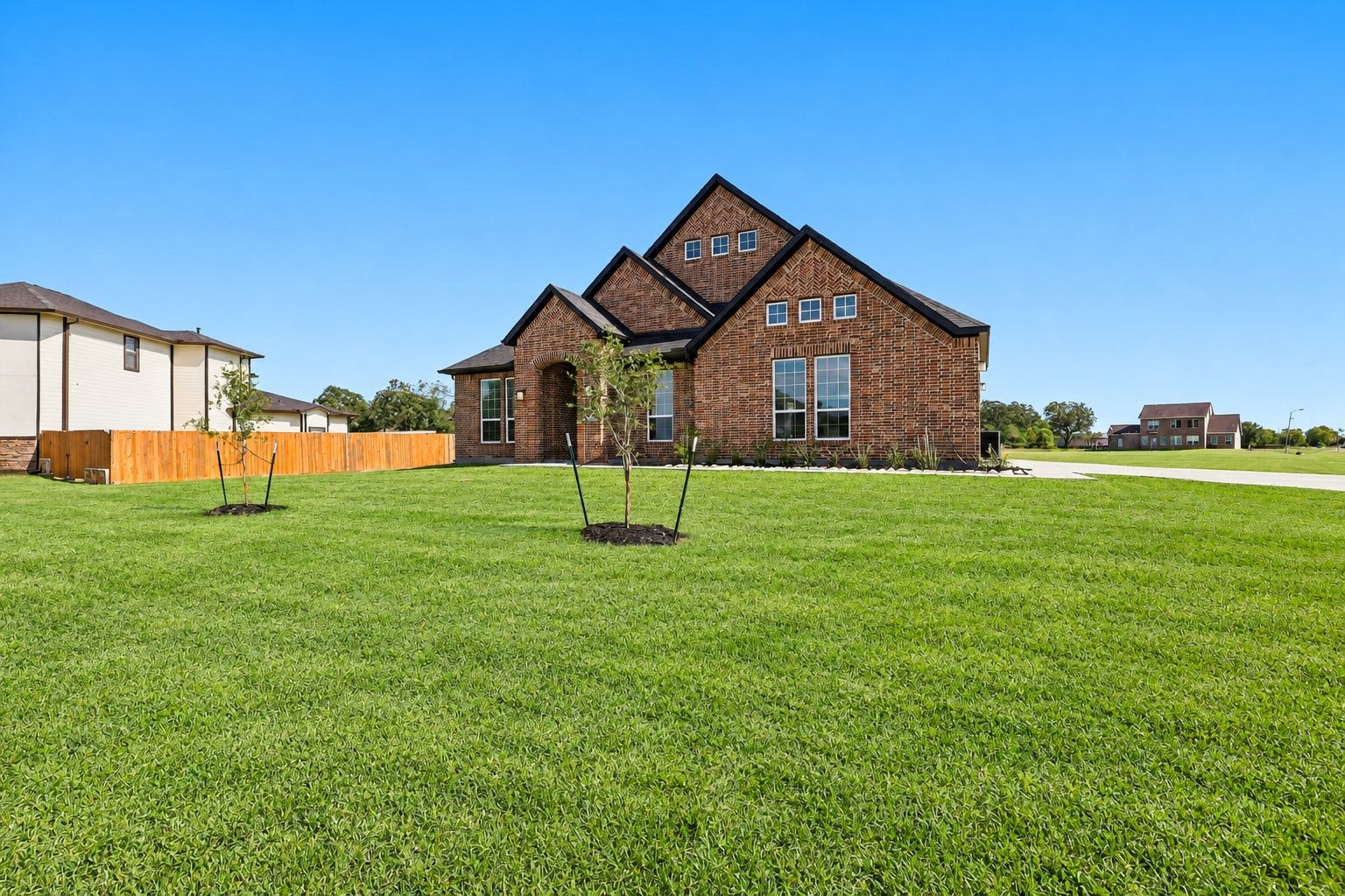 1051 Lakeland Circle, Rosharon, TX 77583 WELCOME TO THE WONDERFUL OAKS AT SUNCREEK ESTATES! Enjoy the charm of country-style living in a warm, welcoming community where neighbors become friends! From festive holiday parades to exciting year-round neighborhood events, this special community offers more than just a beautiful place to liveit offers a true sense of belonging! Imagine making lifelong memories and enjoying the lifestyle you've always dreamed of!
