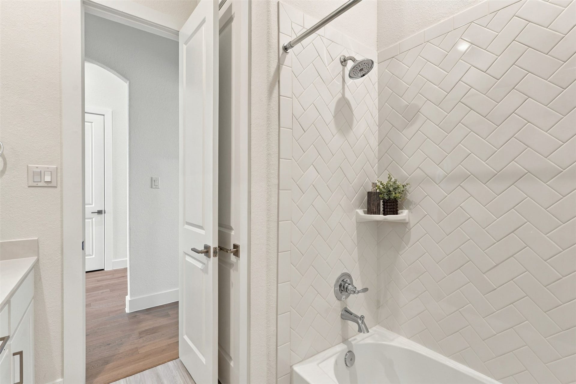 1051 Lakeland Circle, Rosharon, TX 77583 FRESH, BRIGHT & BEAUTIFULLY DESIGNED! Prepare to APPRECIATE the thoughtful details in this inviting secondary bathroom! Gorgeous light-colored tile surrounds the tub and shower combination, while the stylish built-in shower niche adds convenient storage for your essentials! A BEAUTIFUL blend of style and functionality!