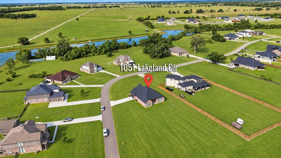 Property photo for 1051 Lakeland Circle, Rosharon, TX