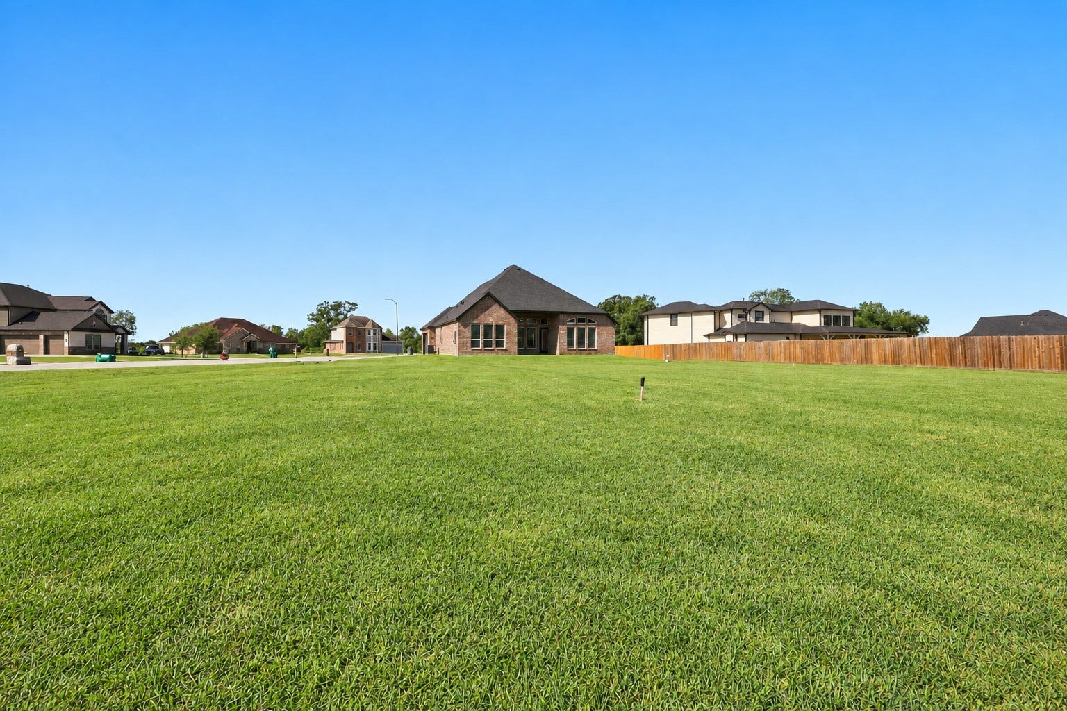 1051 Lakeland Circle, Rosharon, TX 77583 WOW! LOOK AT ALL THAT BEAUTIFUL GREEN SPACE! Prepare to be AMAZED by this EXPANSIVE backyard offering wonderful possibilities for outdoor entertaining, gardening, recreation, or creating your very own backyard paradise! Situated on approximately ONE ACRE, this property provides an incredible amount of outdoor space to make your dreams a reality! LET YOUR IMAGINATION RUN WILD!