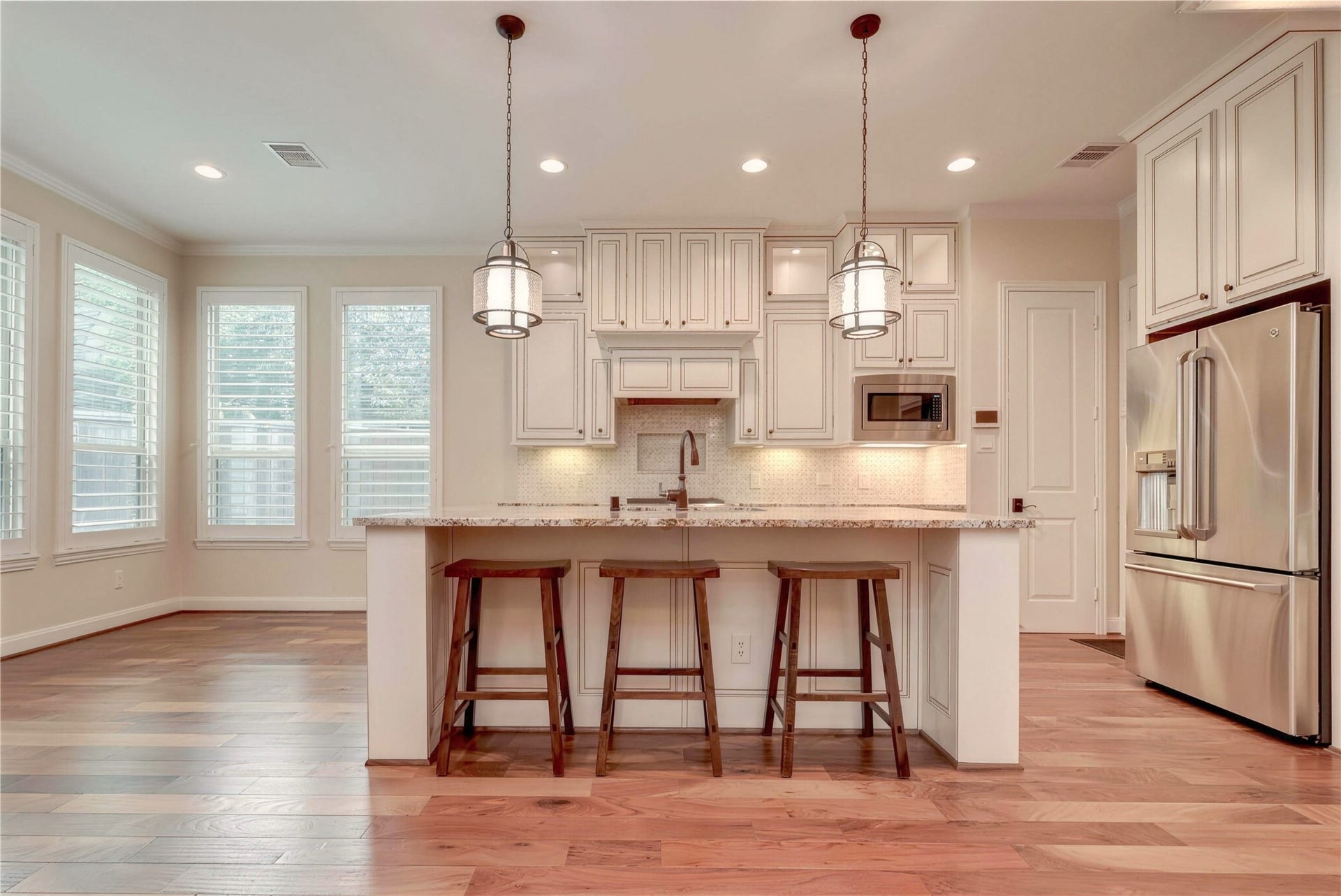 19 Herons Flight Place, Spring, TX 77389 Bright and spacious kitchen with elegant cabinetry, granite countertops, and a large island perfect for entertaining.