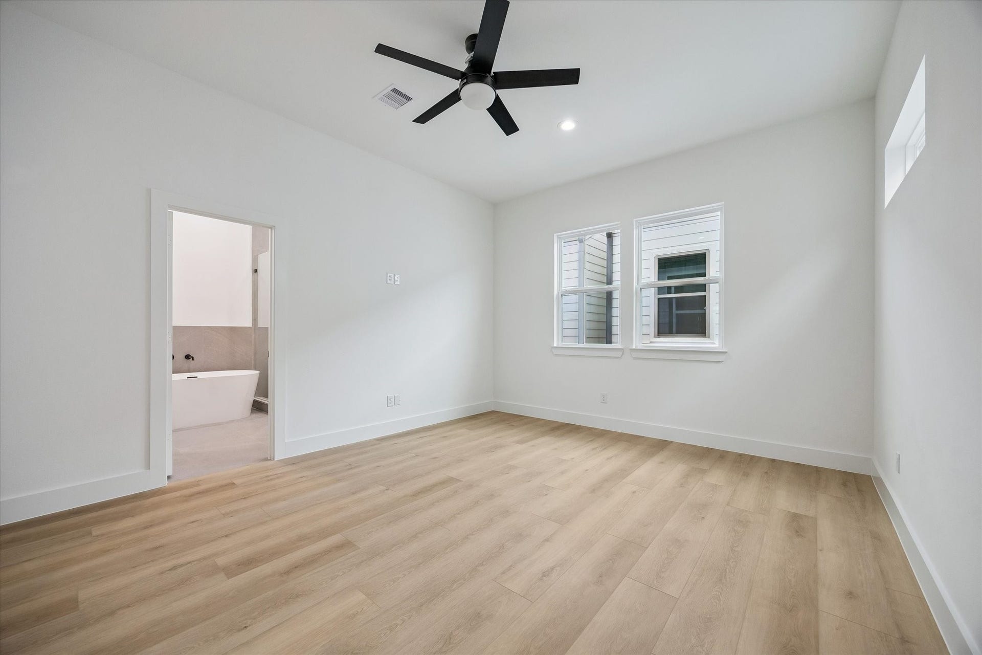 Additional bedroom with bright exposure and modern flooring