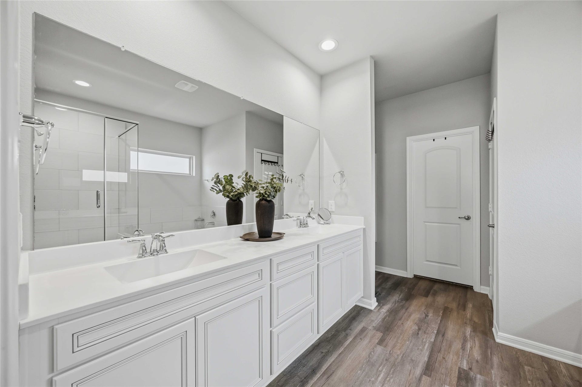 488 Westlake Landing, Conroe, TX 77304 Spacious Primary On suite with double sinks.