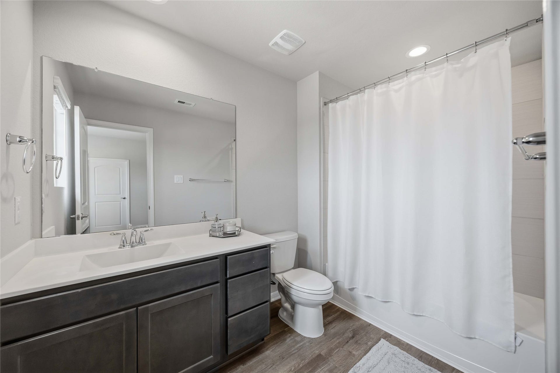 488 Westlake Landing, Conroe, TX 77304 Spacious secondary bath for a big family or teenage girls.