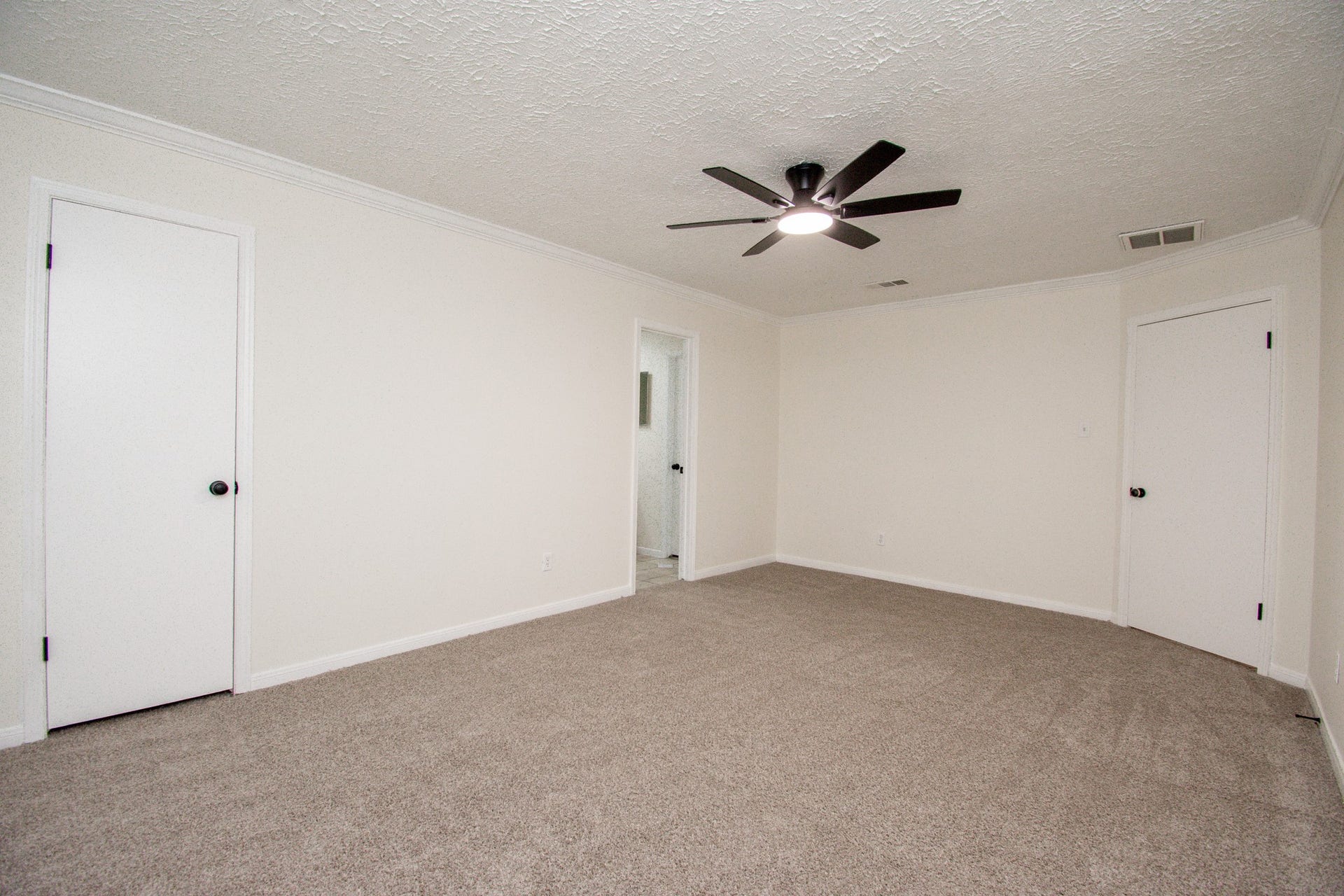 2507 Sage Brush Lane, Sugar Land, TX 77479 Primary bedroom with new carpet