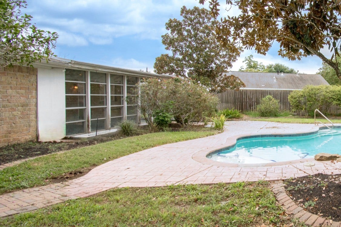 2507 Sage Brush Lane, Sugar Land, TX 77479 Zoned to desirable, highly rated schools and surrounded by convenient grocery stores, banks, retail, restuarants and more!
