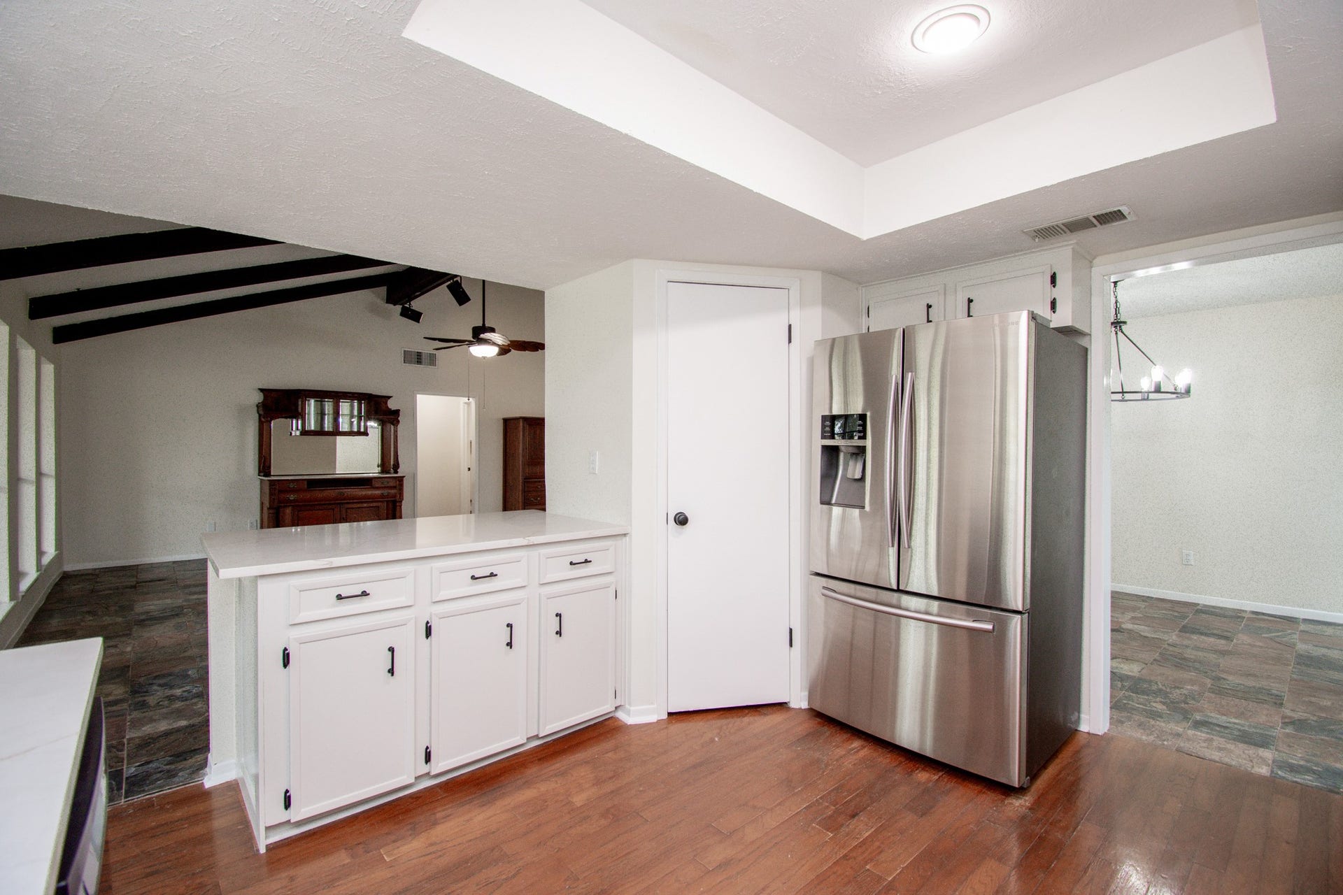2507 Sage Brush Lane, Sugar Land, TX 77479 Walk-in pantry and breakfast bar for enertaining.