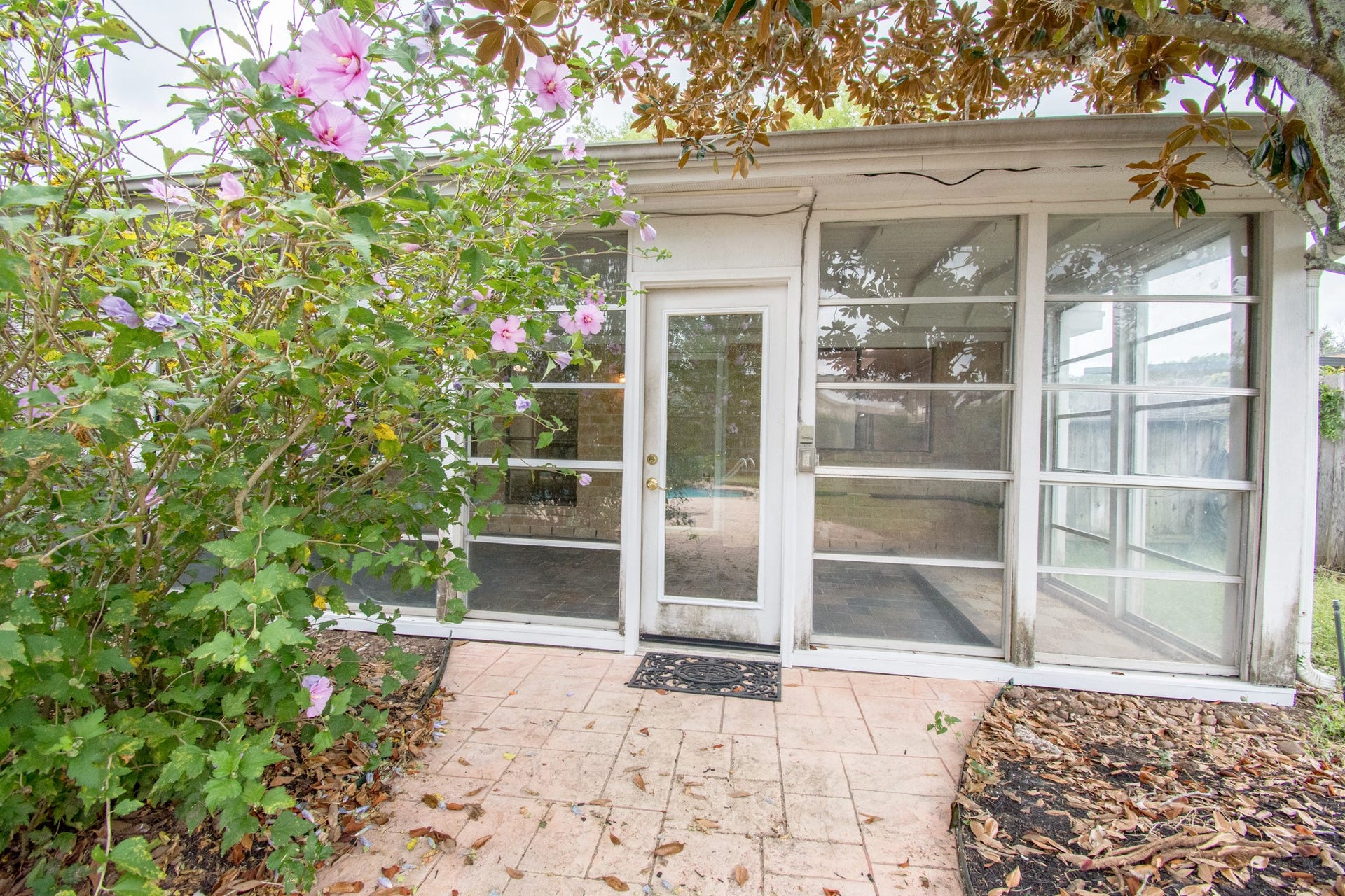 2507 Sage Brush Lane, Sugar Land, TX 77479 Enjoy the interior, enjoy the sunroom between the interior and the exterior and really enjoy the exterior with a backyard retreat!