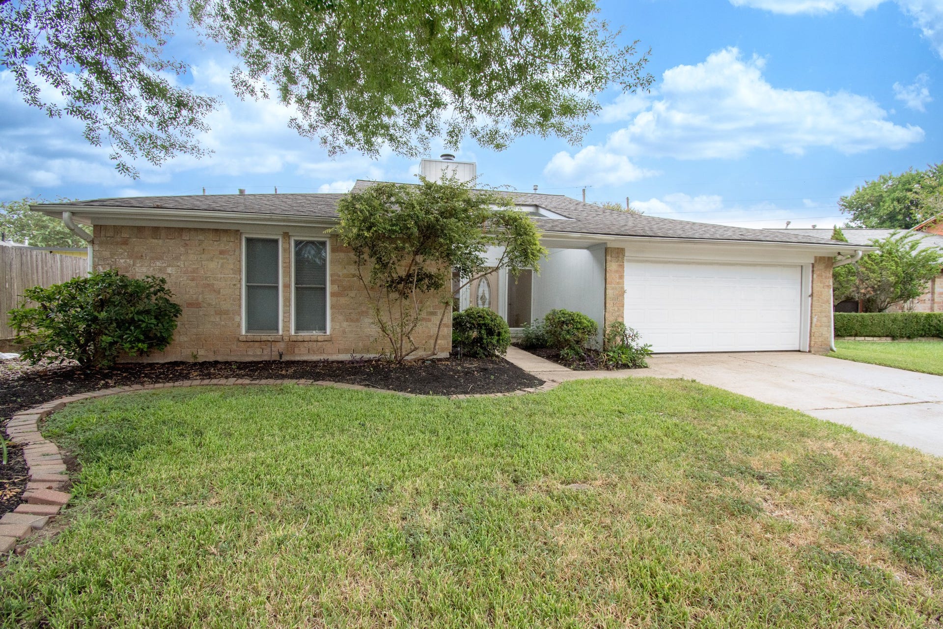 2507 Sage Brush Lane, Sugar Land, TX 77479 Great location! Great price! Low taxes! Zoned to desirable schools! Never flooded!