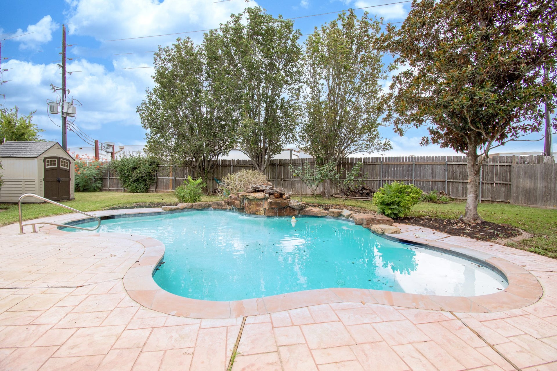 2507 Sage Brush Lane, Sugar Land, TX 77479 Imagine fun summers in this sparking swimming pool!
