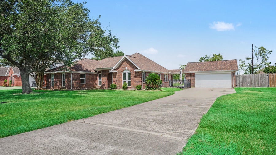 Property photo for 3119 Kathleen Drive, Mont Belvieu, TX