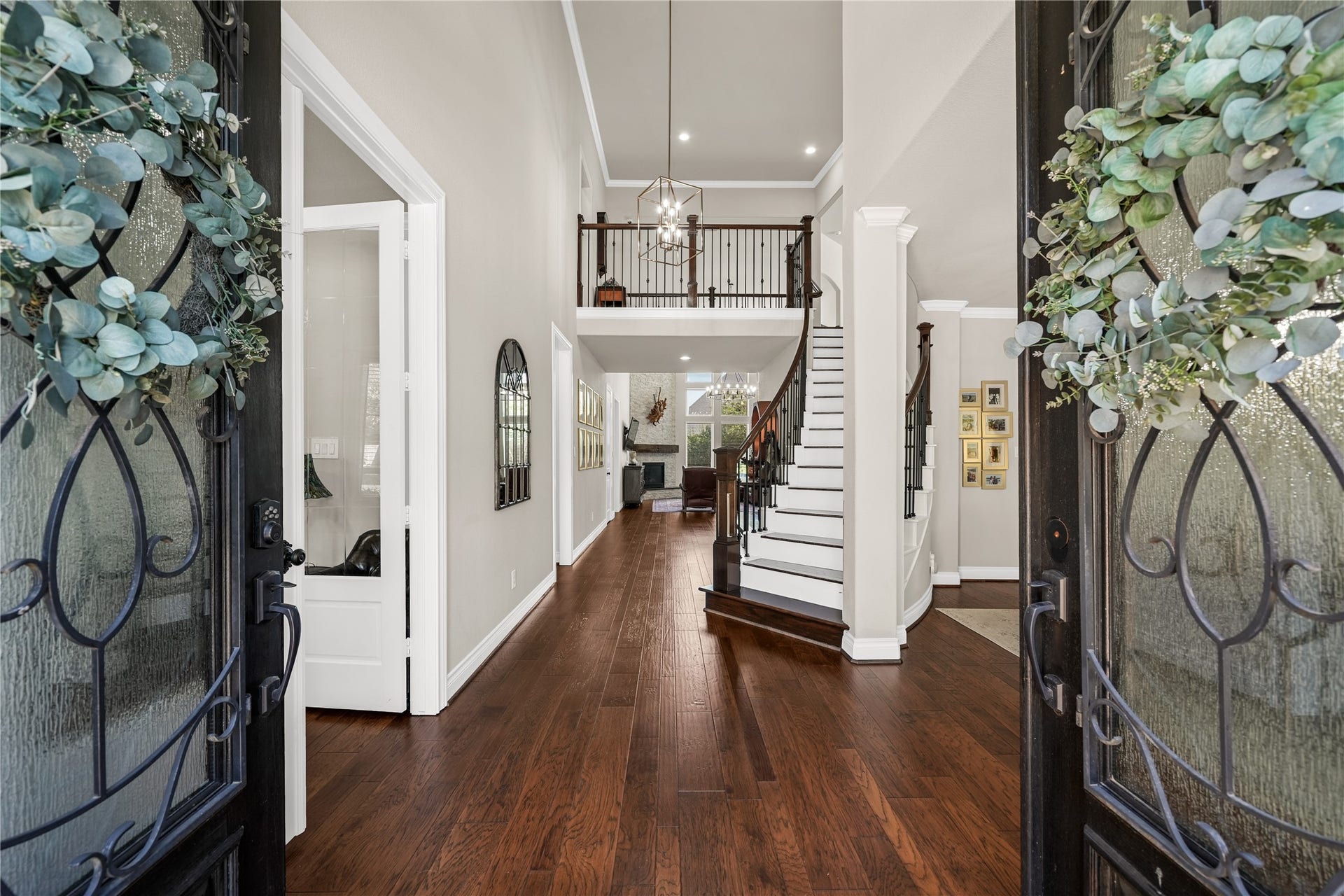27526 Llano Meadows Lane, Fulshear, TX 77441 Welcome Home!
Step inside your stunning home.