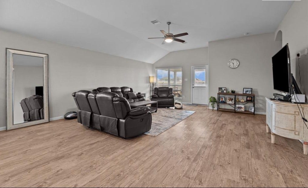 689 Forest Bend Lane, La Marque, TX 77568 LIVING AREA