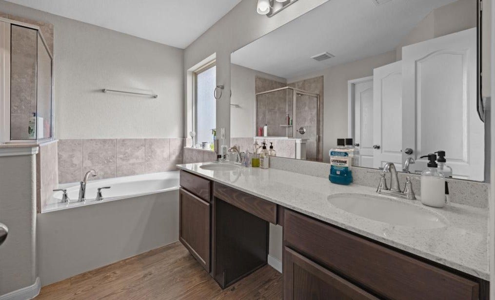 689 Forest Bend Lane, La Marque, TX 77568 PRIMARY BATHROOM