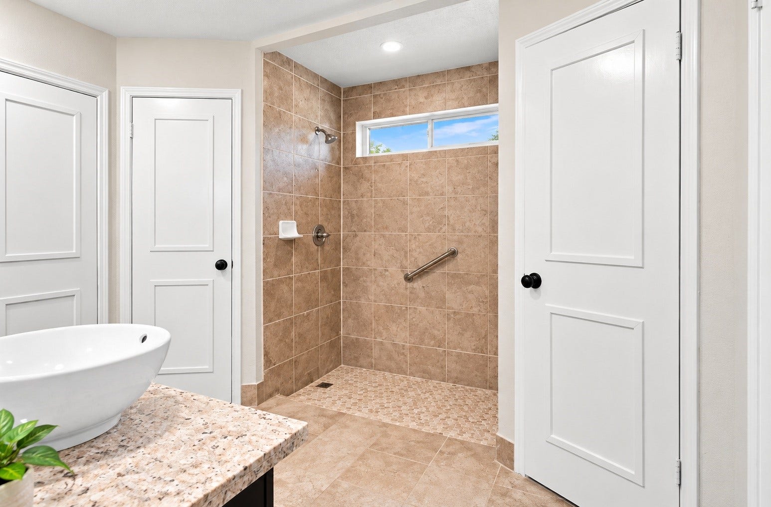 718 Land Grant Drive, Richmond, TX 77406 A walk in shower!