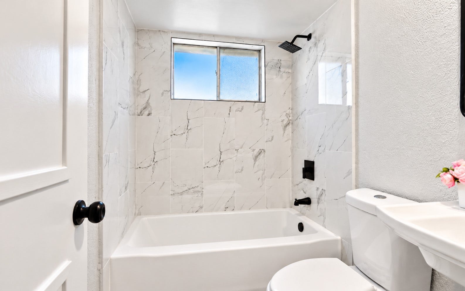 718 Land Grant Drive, Richmond, TX 77406 The updated hallway bathroom!