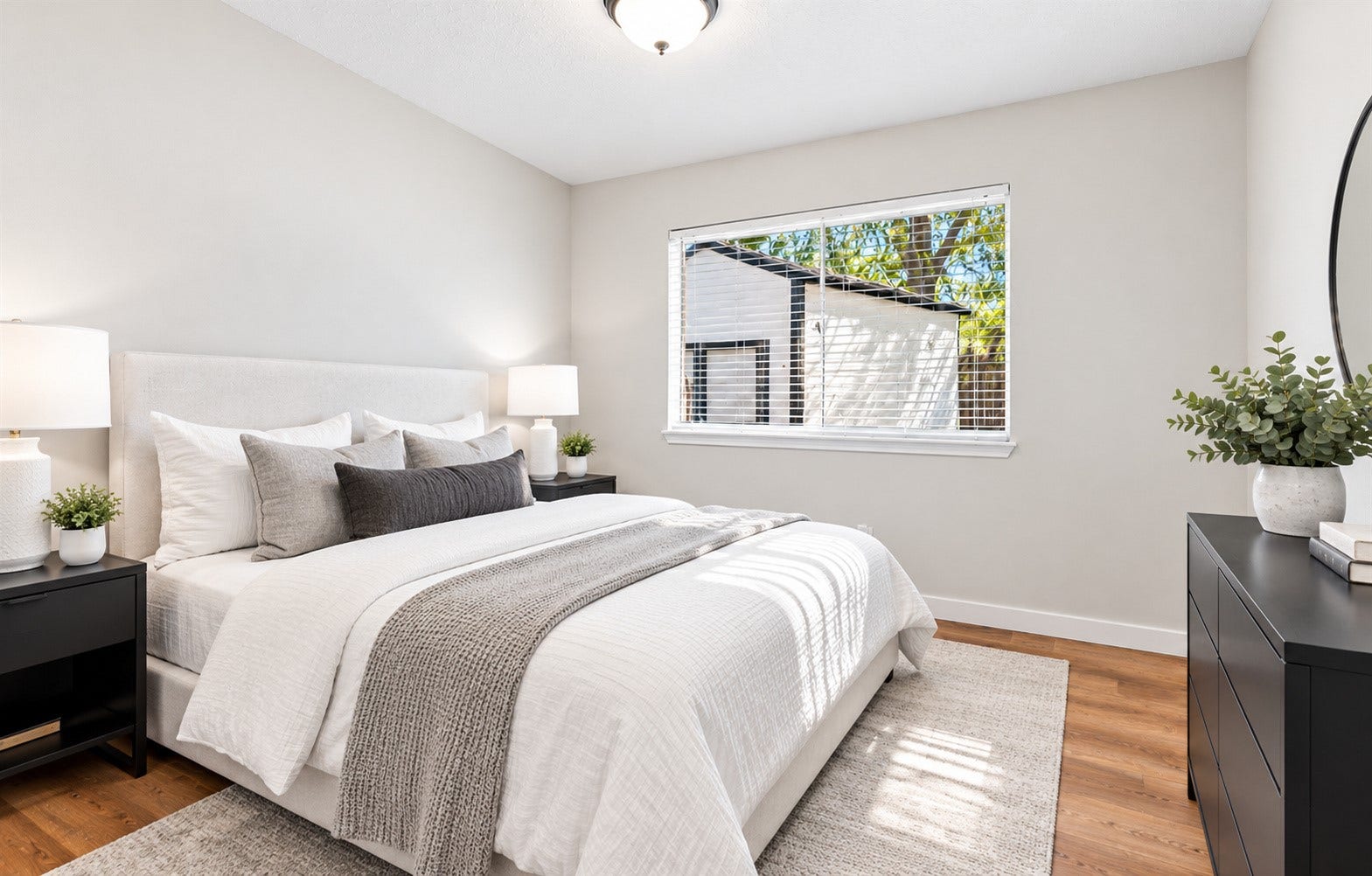 718 Land Grant Drive, Richmond, TX 77406 One of the secondary bedrooms!
*This photo has been virtually staged*