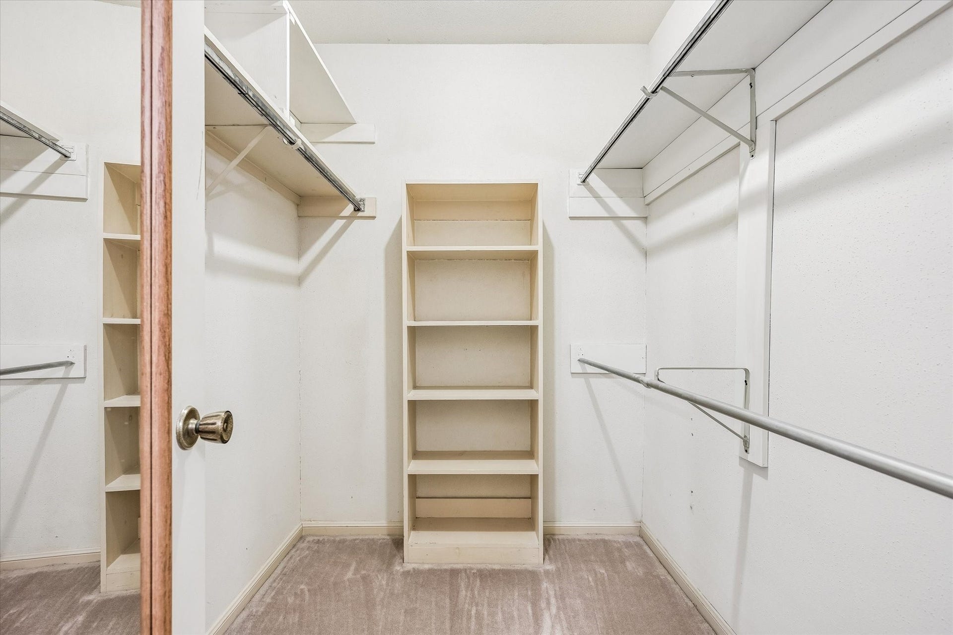 1201 Mcduffie Street, #219, Houston, TX 77019 Large primary walk-in closet