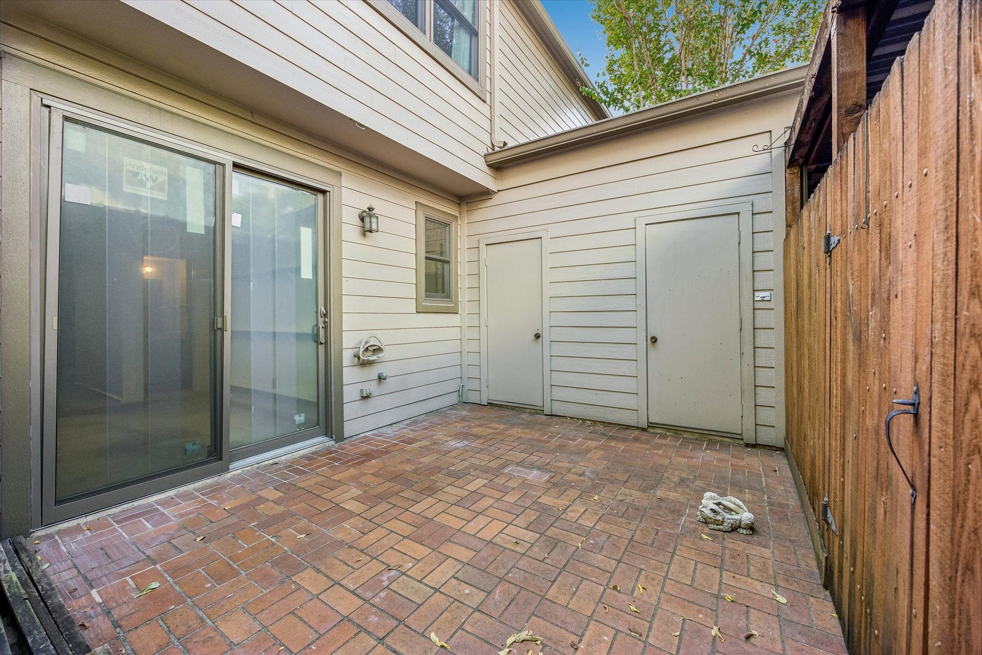 1201 Mcduffie Street, #219, Houston, TX 77019 Quaint outdoor patio space