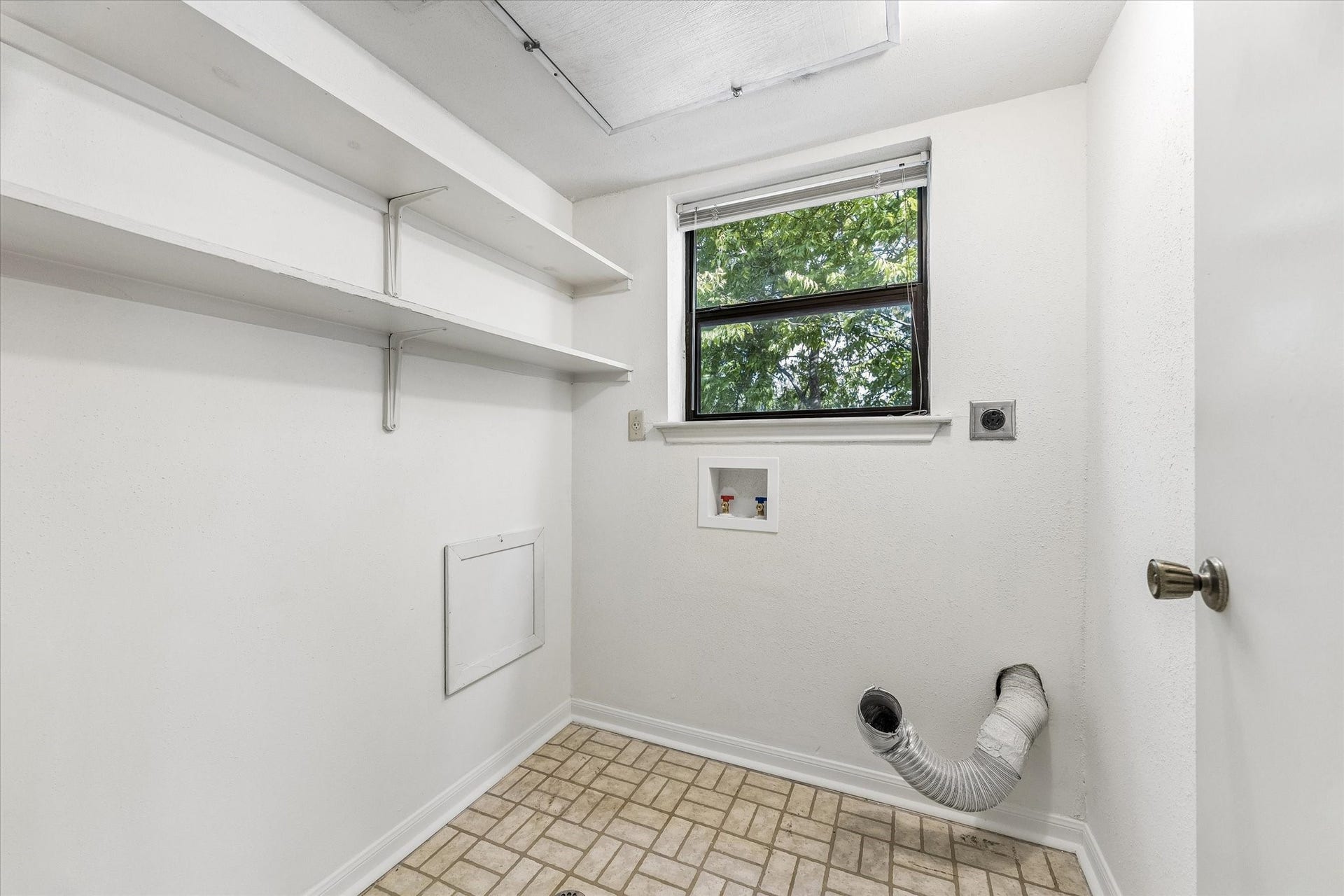 1201 Mcduffie Street, #219, Houston, TX 77019 Full size laundry room is on the second floor
