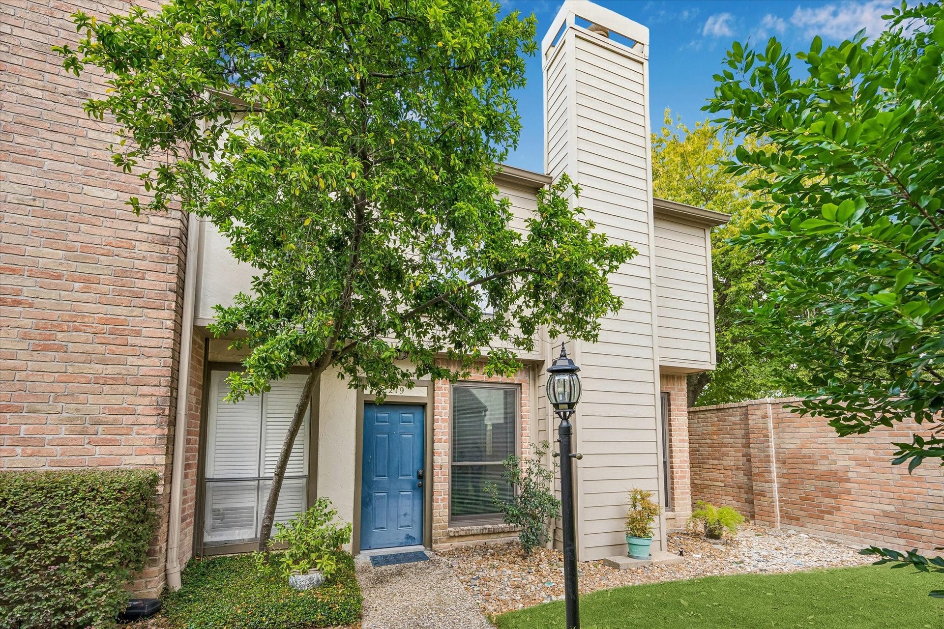 1201 Mcduffie Street, #219, Houston, TX 77019 Desirable end unit at River Oaks Place Condos