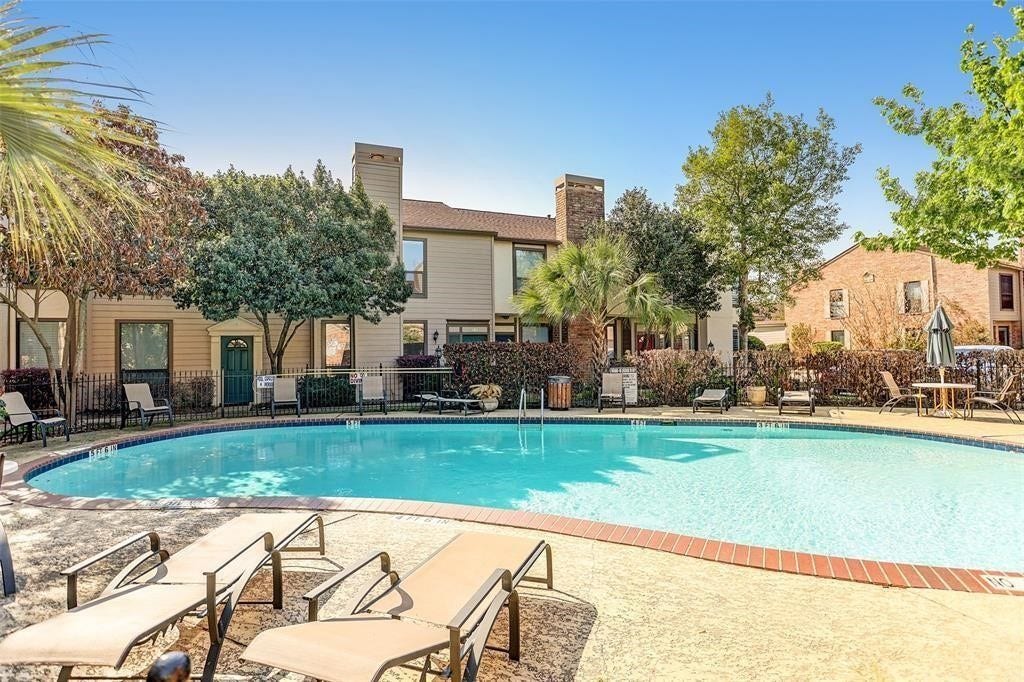 1201 Mcduffie Street, #219, Houston, TX 77019 Sparkling community pool