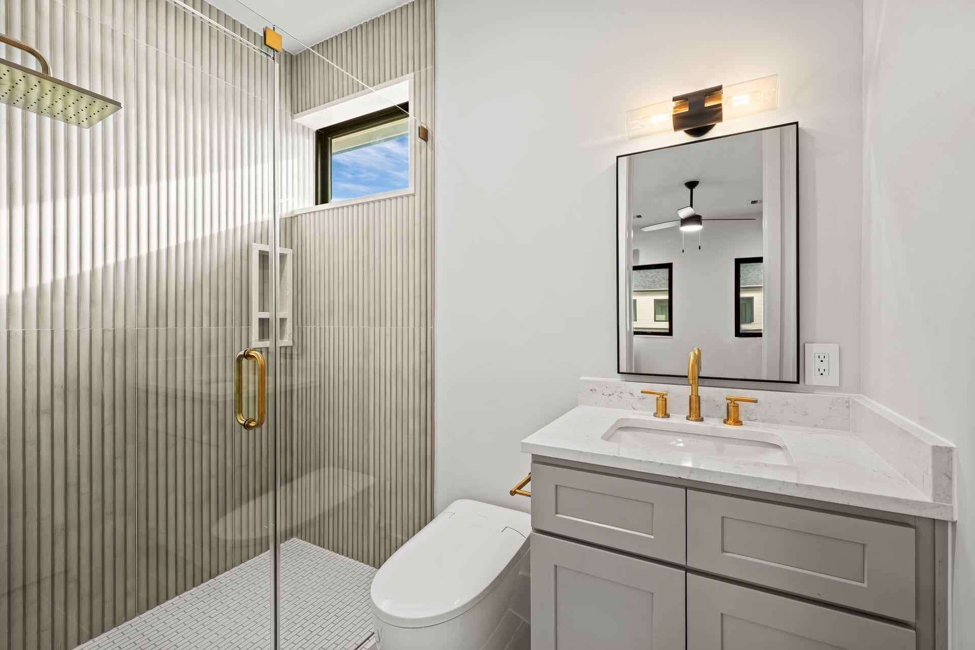 5409 Chevy Chase, #D, Houston, TX 77056 Ensuite bathroom associated with the second floor bedroom. This bathroom also has access from the family room.