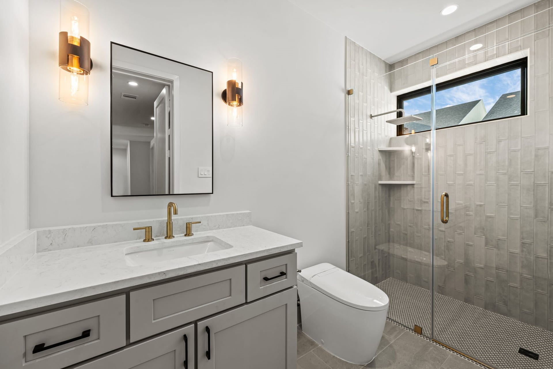 5409 Chevy Chase, #D, Houston, TX 77056 Ensuite bathroom for third-floor bedroom #1.