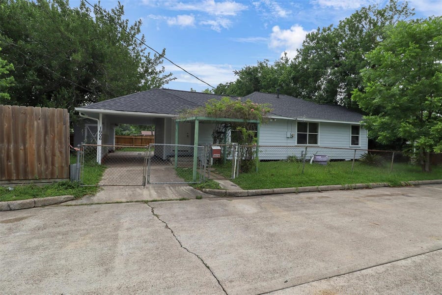 Property photo for 1606 W Humble Street, Baytown, TX