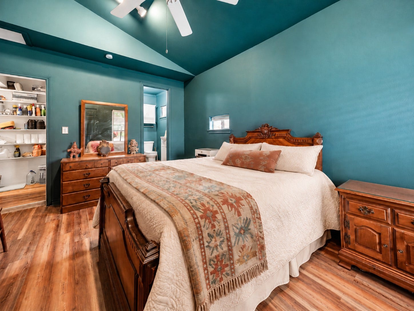 115 S Yaupon Street, Lake Jackson, TX 77566 Split-plan guest suite with its own exterior entrance - great for guests or multigenerational living.