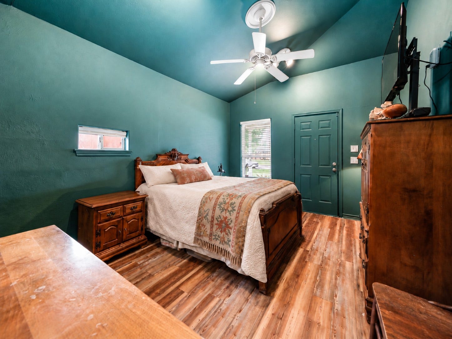 115 S Yaupon Street, Lake Jackson, TX 77566 Guest suite with ceiling fan and room for a desk or sitting area.