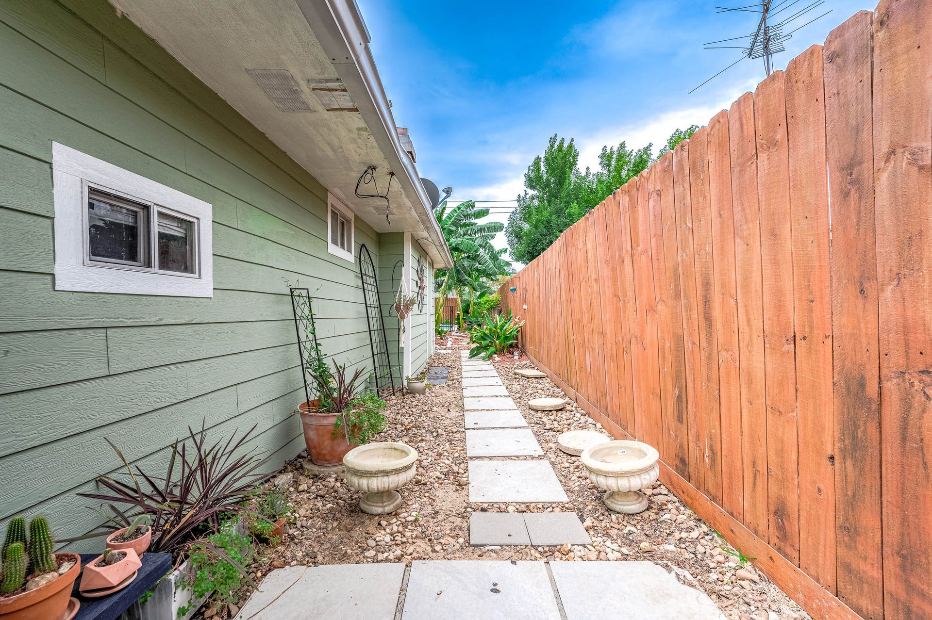 115 S Yaupon Street, Lake Jackson, TX 77566 Fenced side yard.