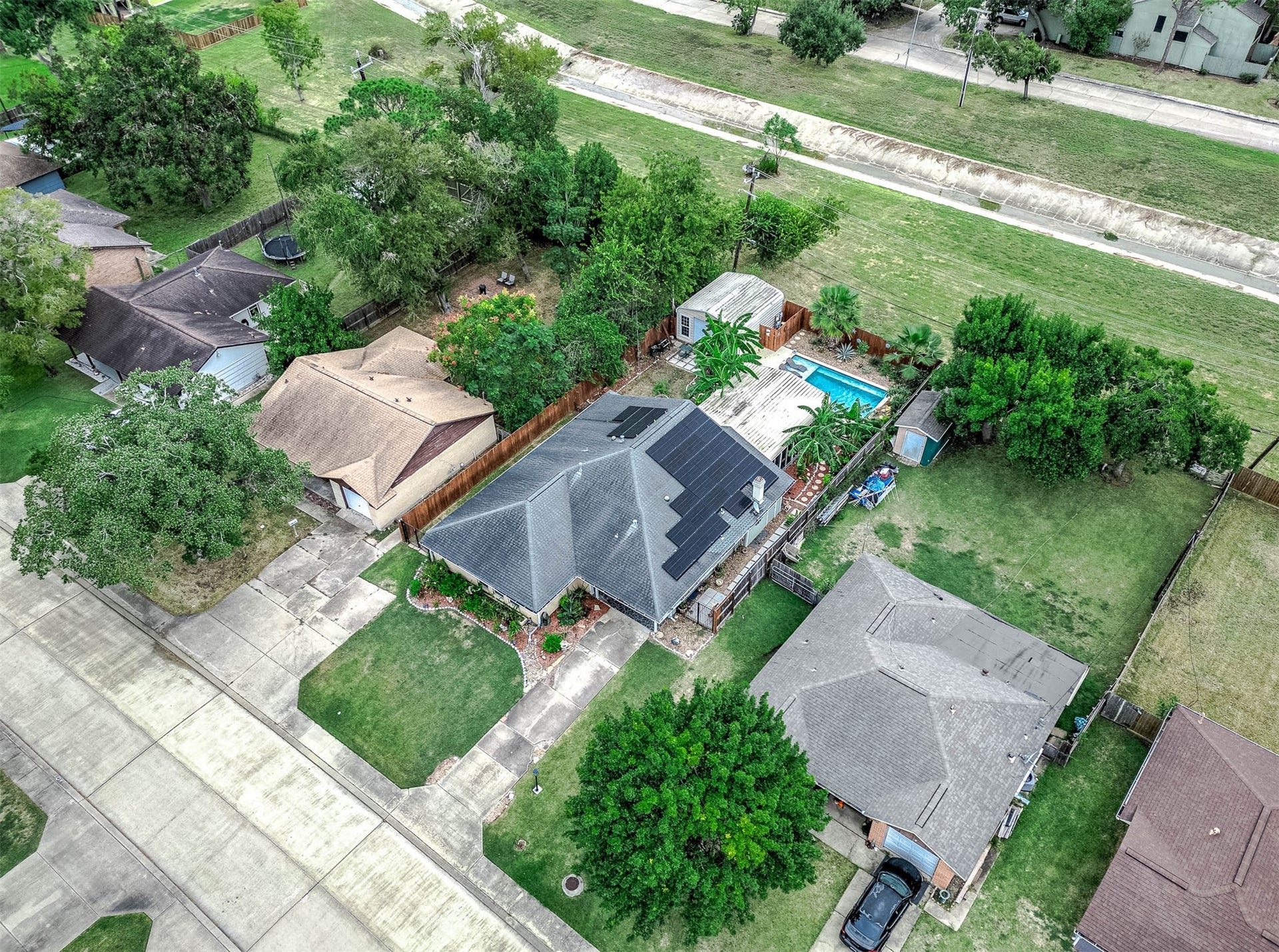115 S Yaupon Street, Lake Jackson, TX 77566 Aerial view of the home and surrounding neighborhood.