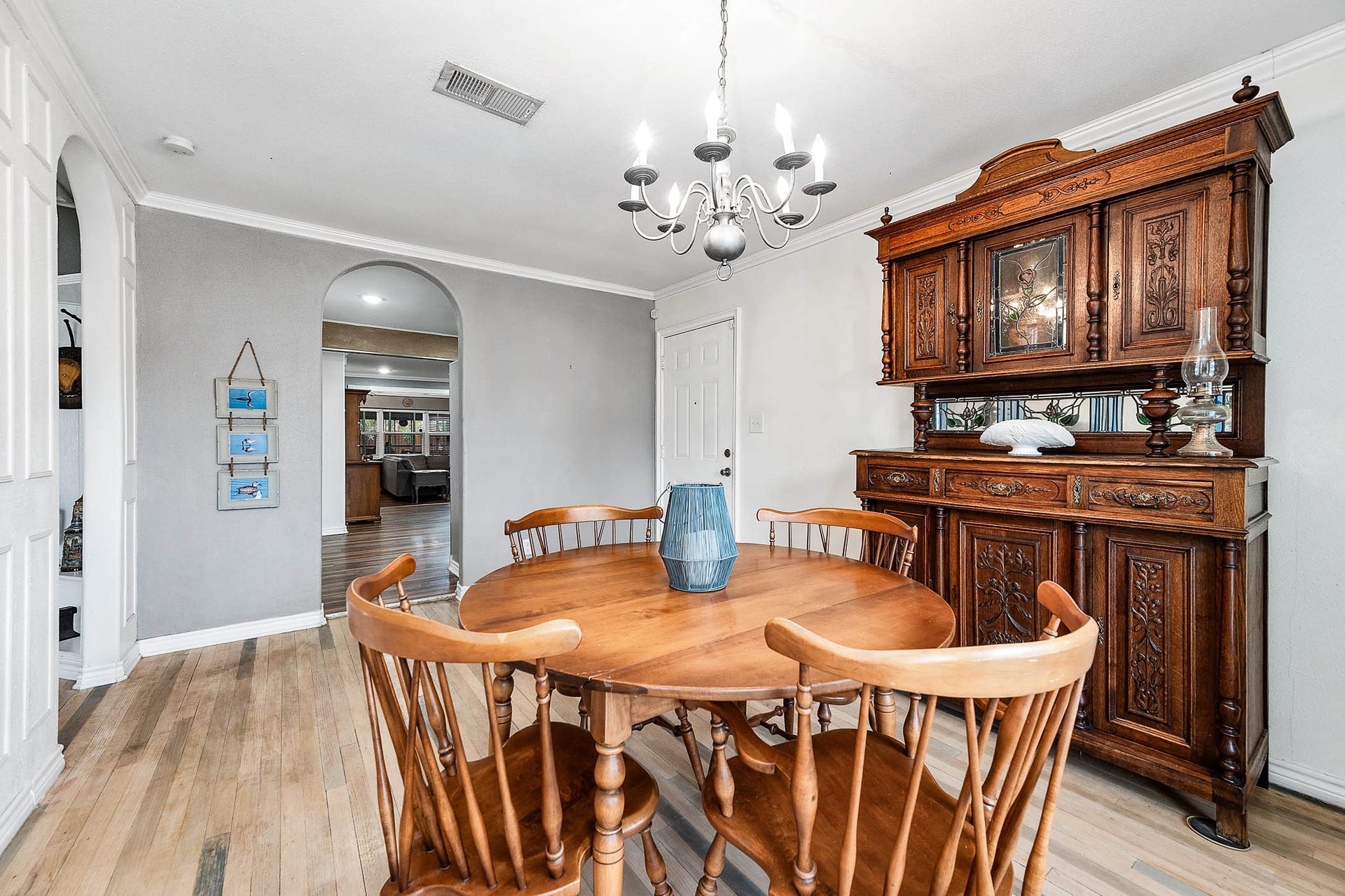 115 S Yaupon Street, Lake Jackson, TX 77566 Original oak flooring adds character to the front dining/flex room.