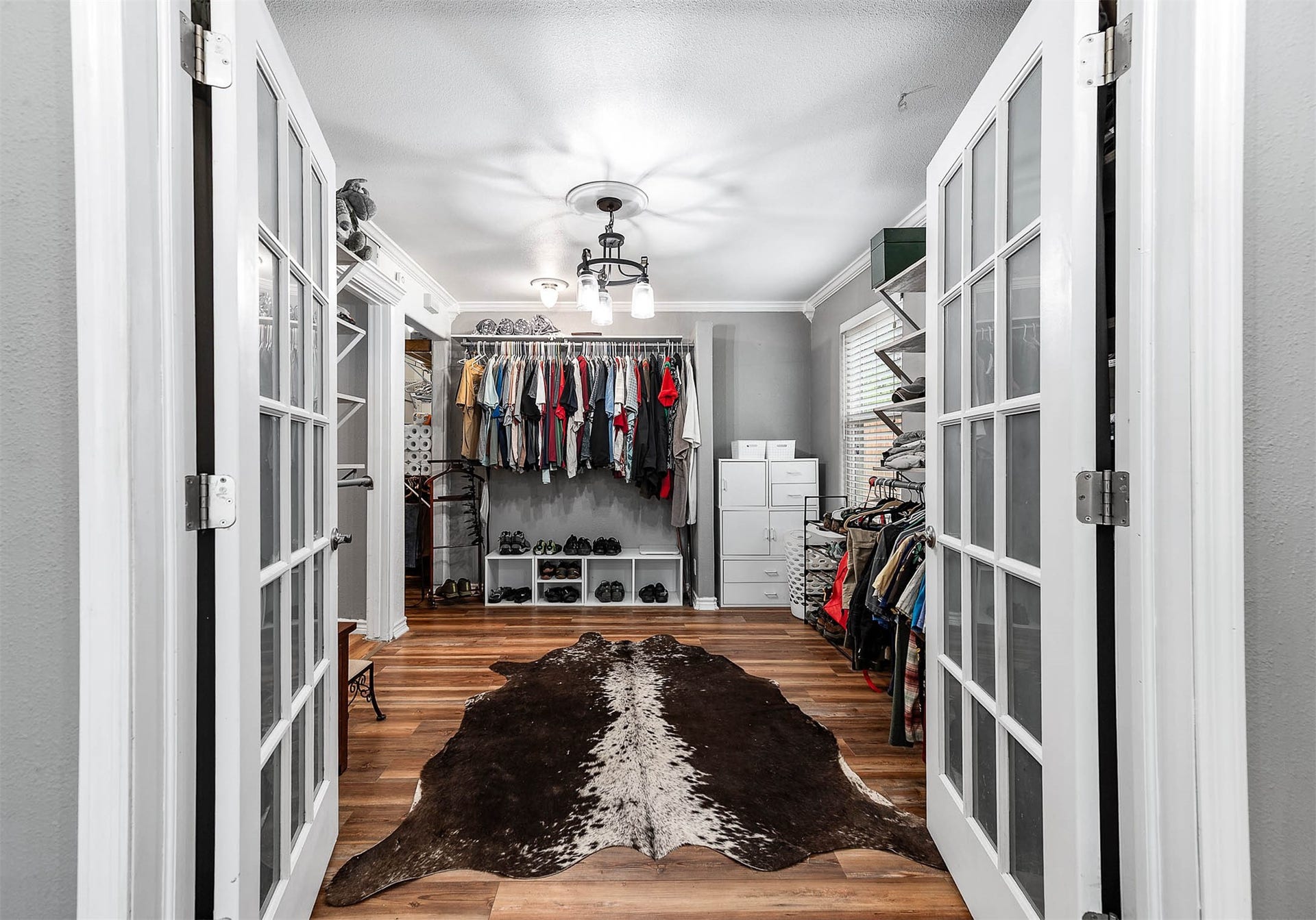 115 S Yaupon Street, Lake Jackson, TX 77566 Large primary walk-in closet.