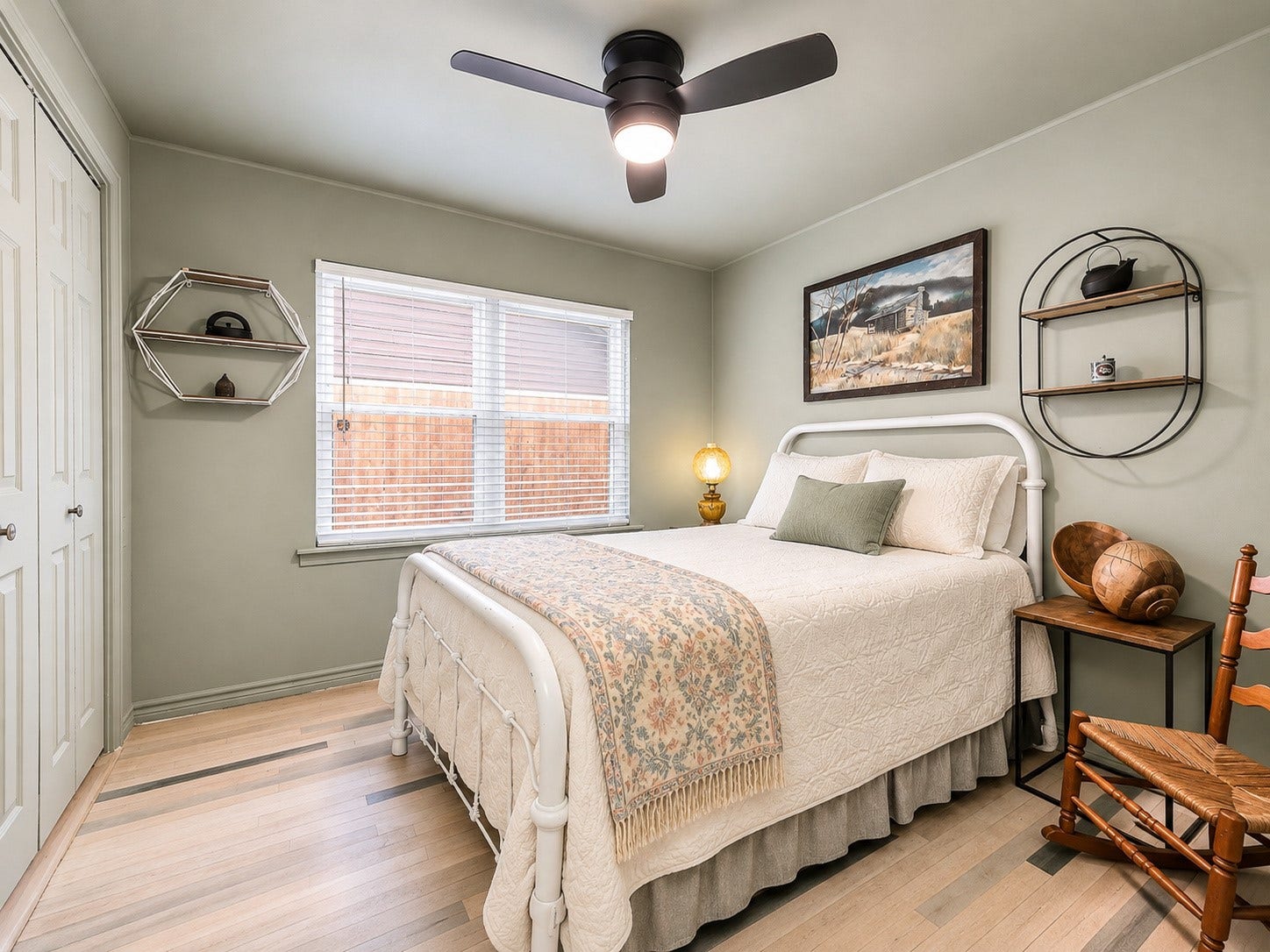 115 S Yaupon Street, Lake Jackson, TX 77566 Secondary bedroom with ceiling fan.