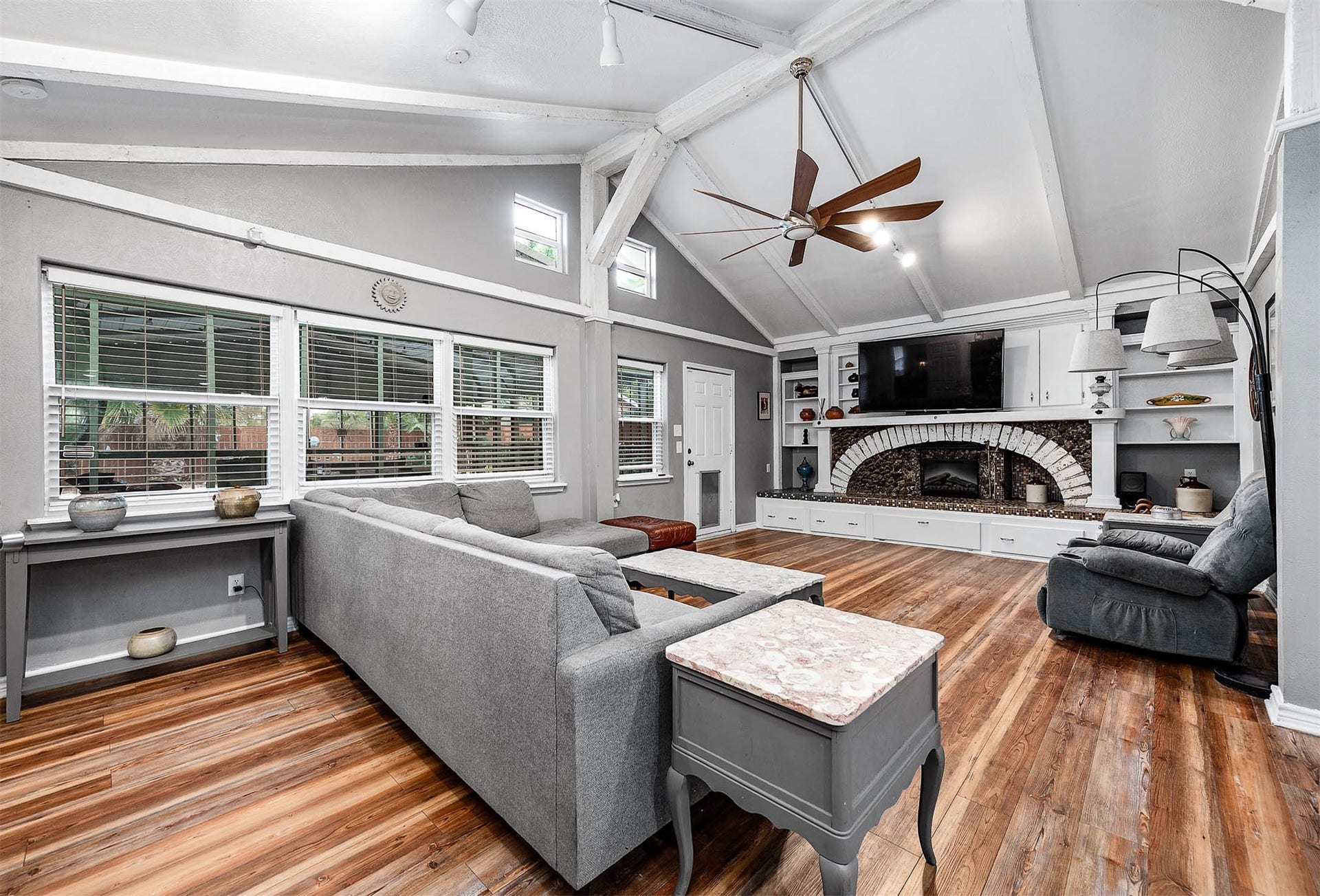 115 S Yaupon Street, Lake Jackson, TX 77566 Vaulted living room with electric fireplace, open to the kitchen and breakfast area.