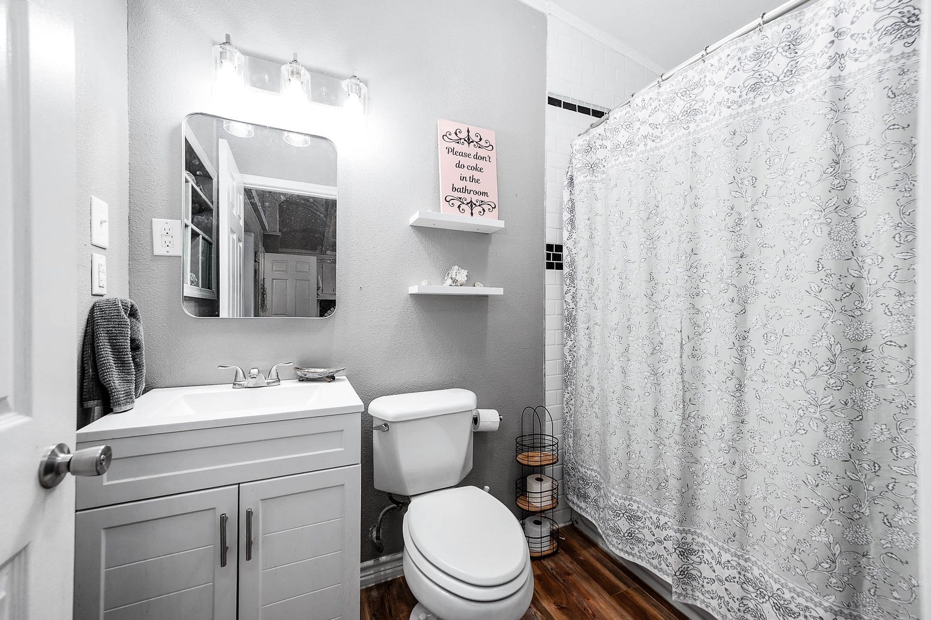 115 S Yaupon Street, Lake Jackson, TX 77566 Hall bath with updated vanity.