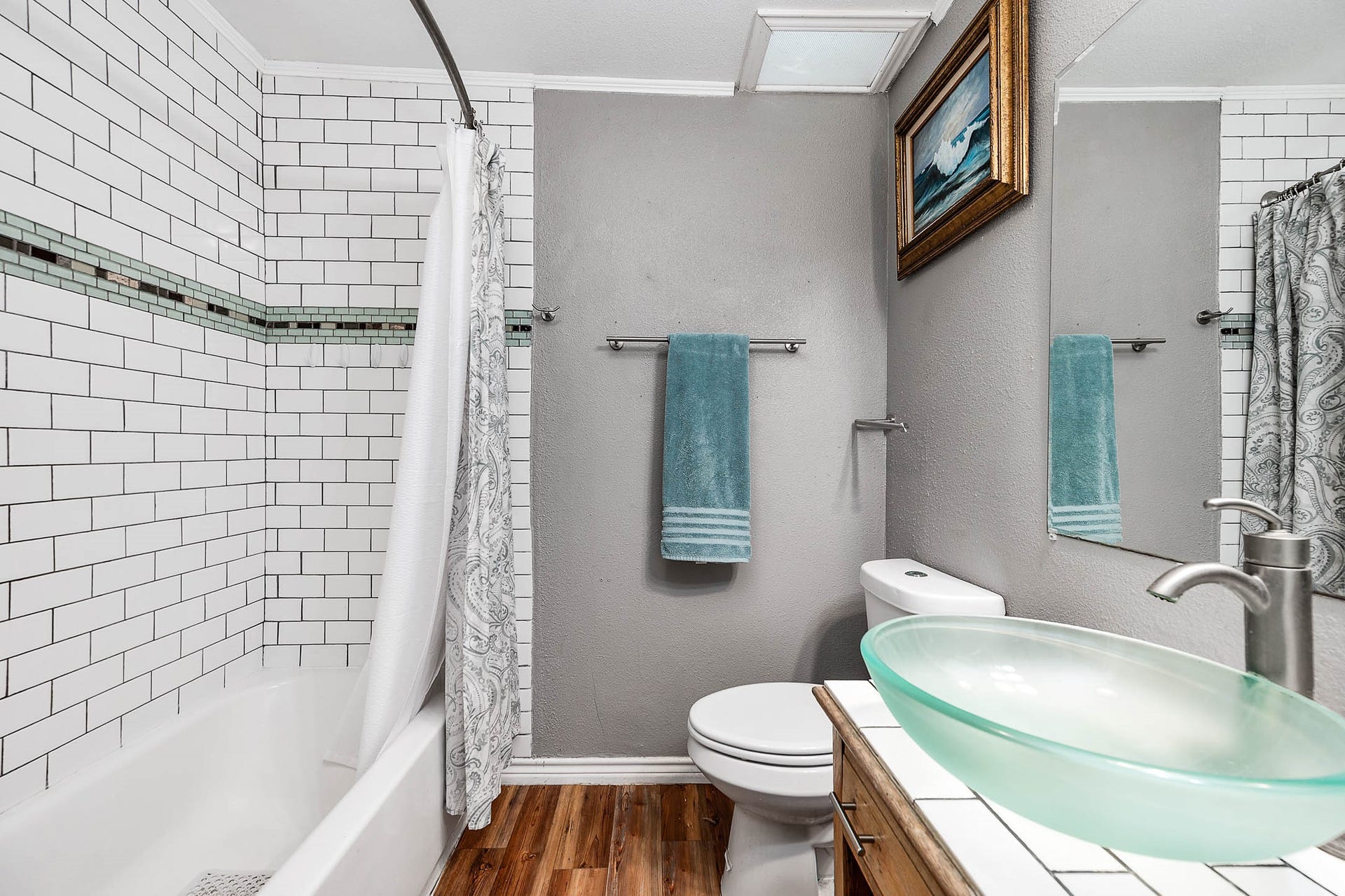 115 S Yaupon Street, Lake Jackson, TX 77566 Primary bath with tub and tiled surround.