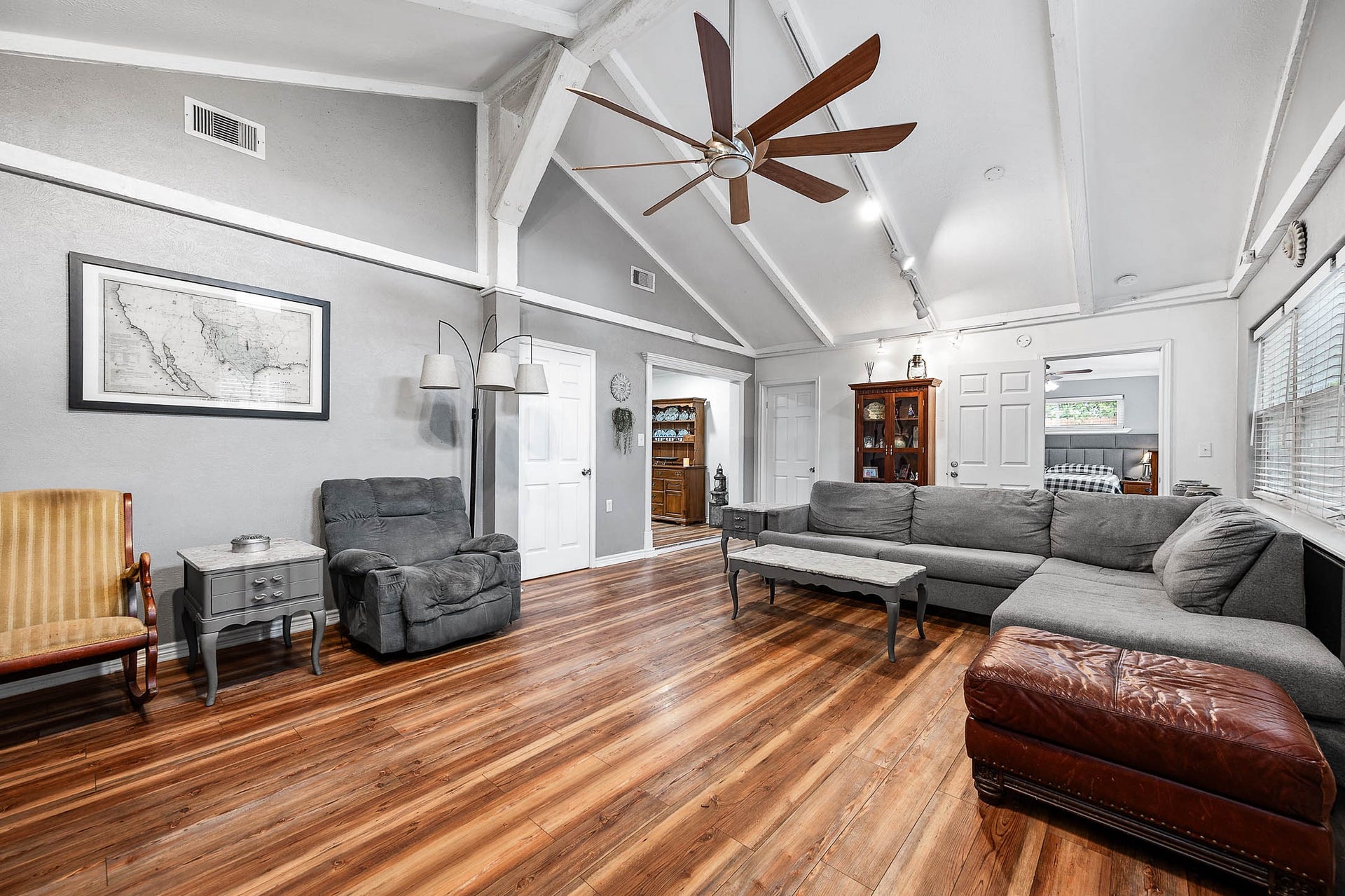 115 S Yaupon Street, Lake Jackson, TX 77566 Living room with vaulted ceiling, ceiling fan and lots of natural light.