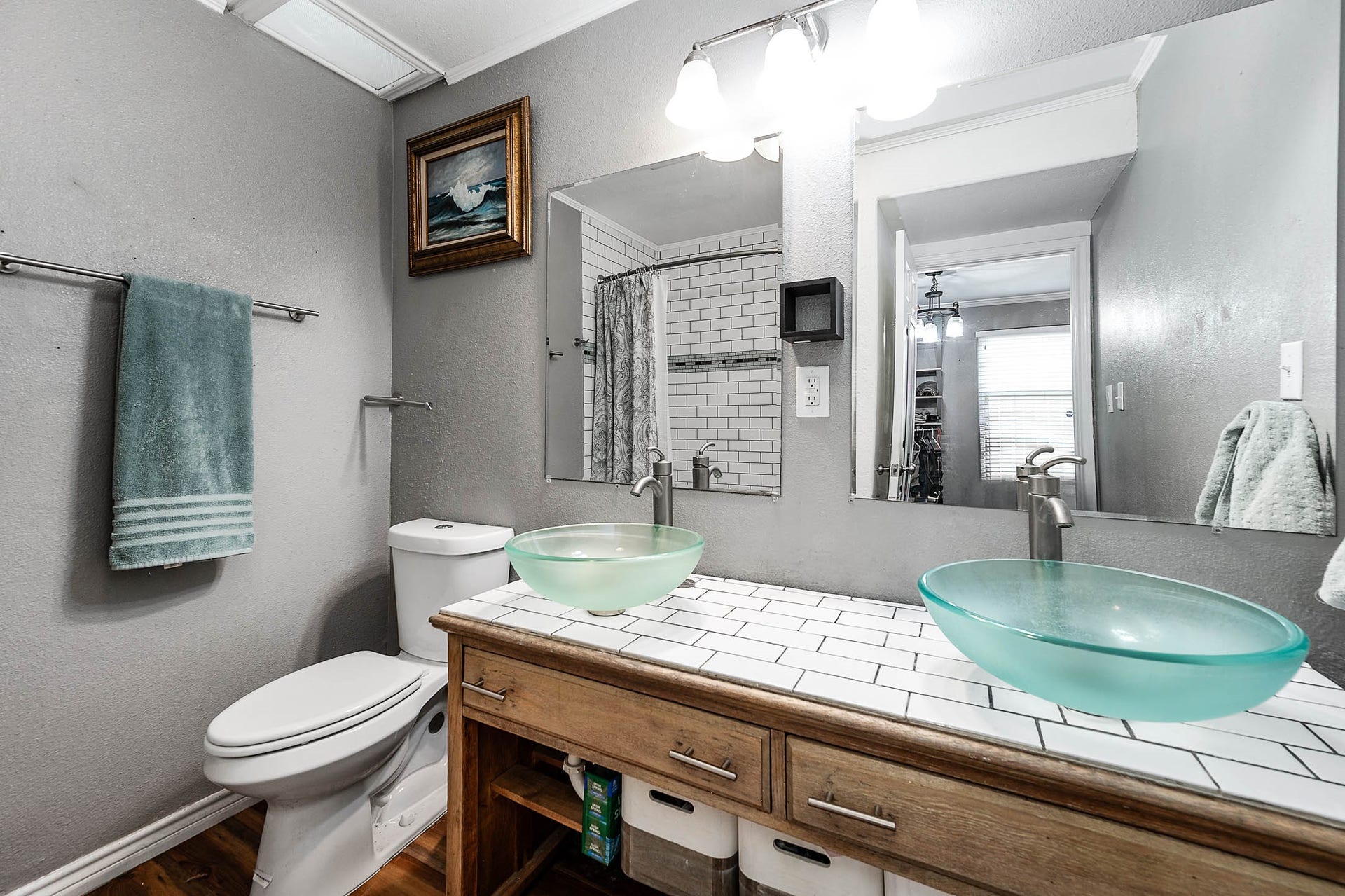 115 S Yaupon Street, Lake Jackson, TX 77566 Primary bath with dual vessel sinks.