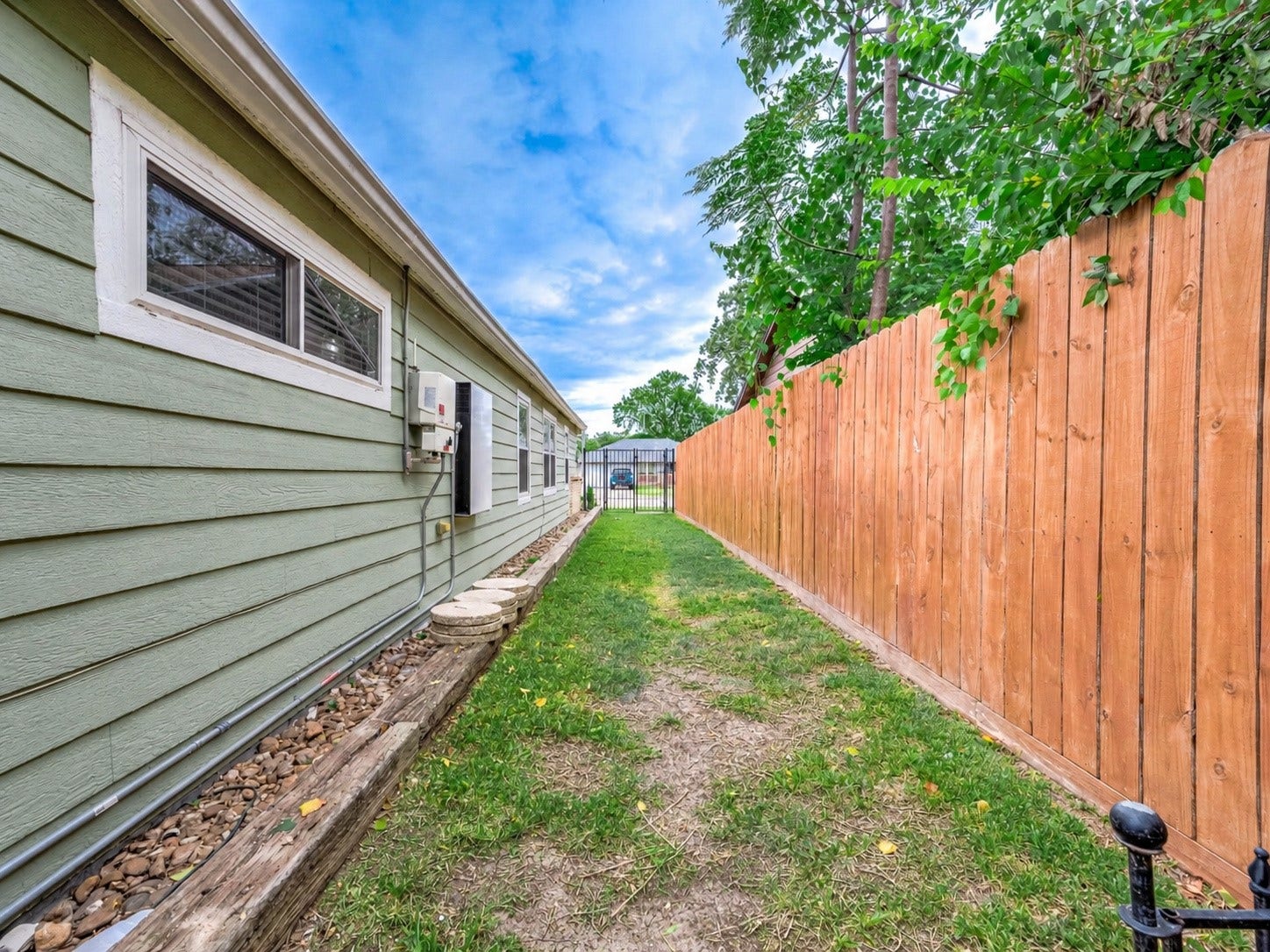 115 S Yaupon Street, Lake Jackson, TX 77566 Fenced dog run along the side of the home.